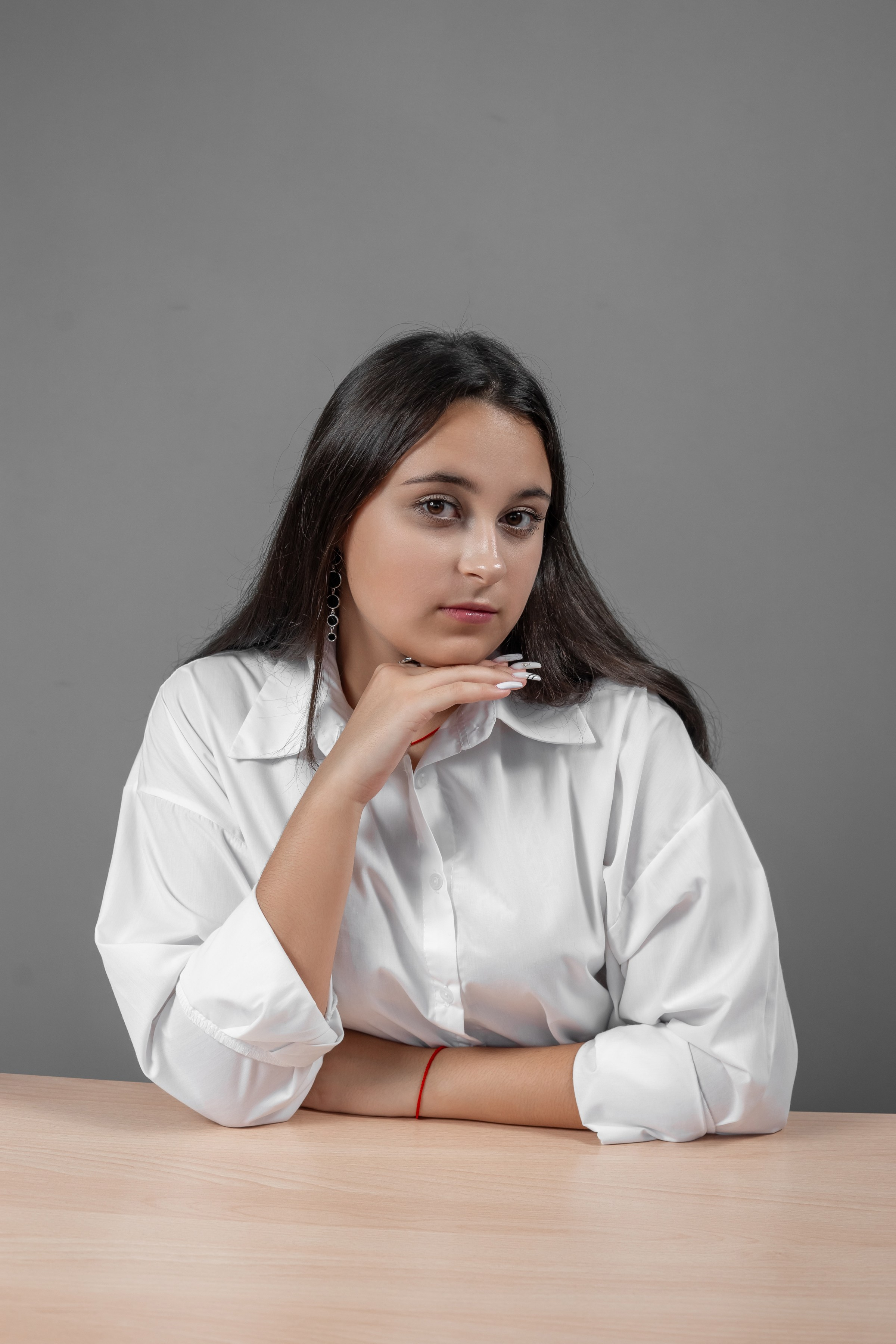 Портреты на сером  фоне. Ольга Плаксина фотограф в Саратове