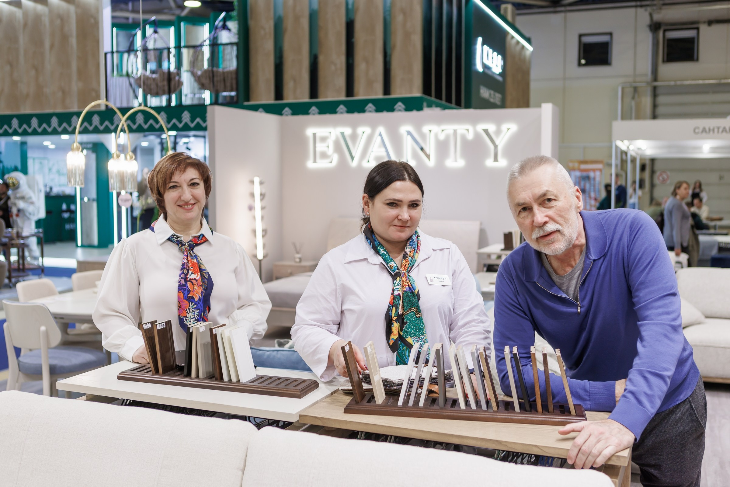 Работа большого стенда мебельной фабрики Evanty. Фотограф на выставку в Москве