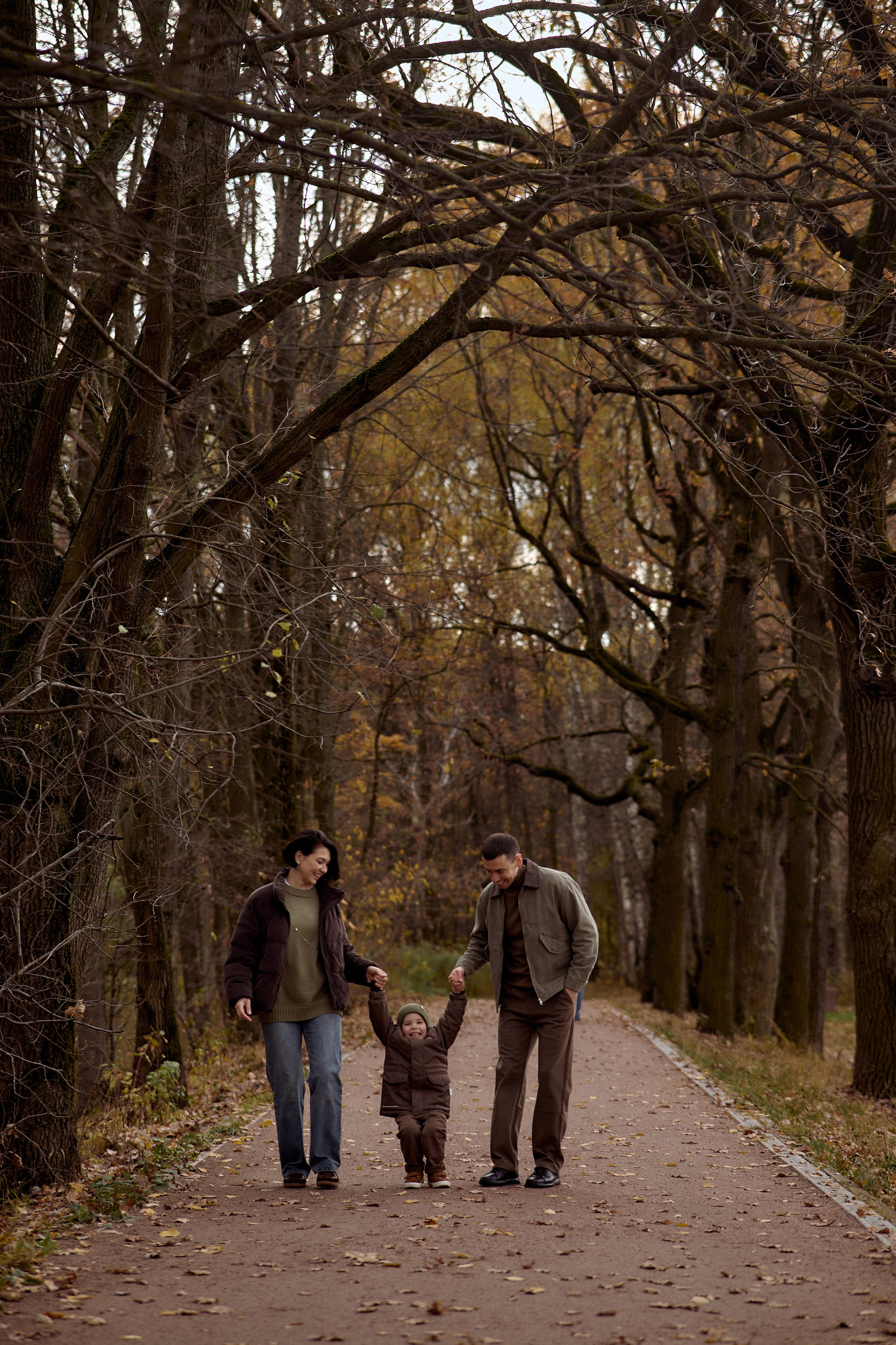 Вова, Юля и Максим в осеннем парке. Семейный и свадебный lifestyle-фотограф в Москве Мария Петрова