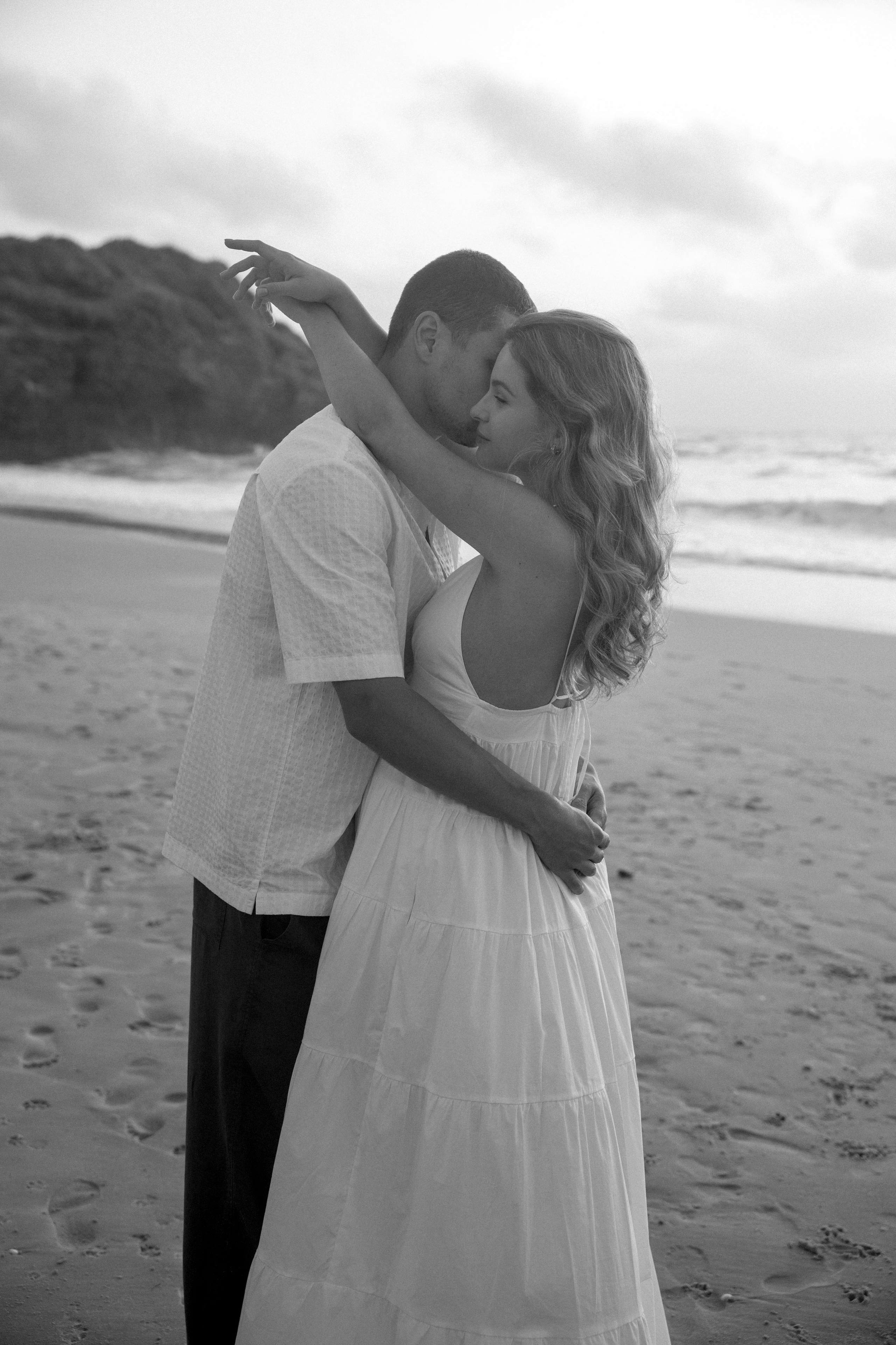 Pregnancy photoshoot near the sea (cloudy weather). Главная