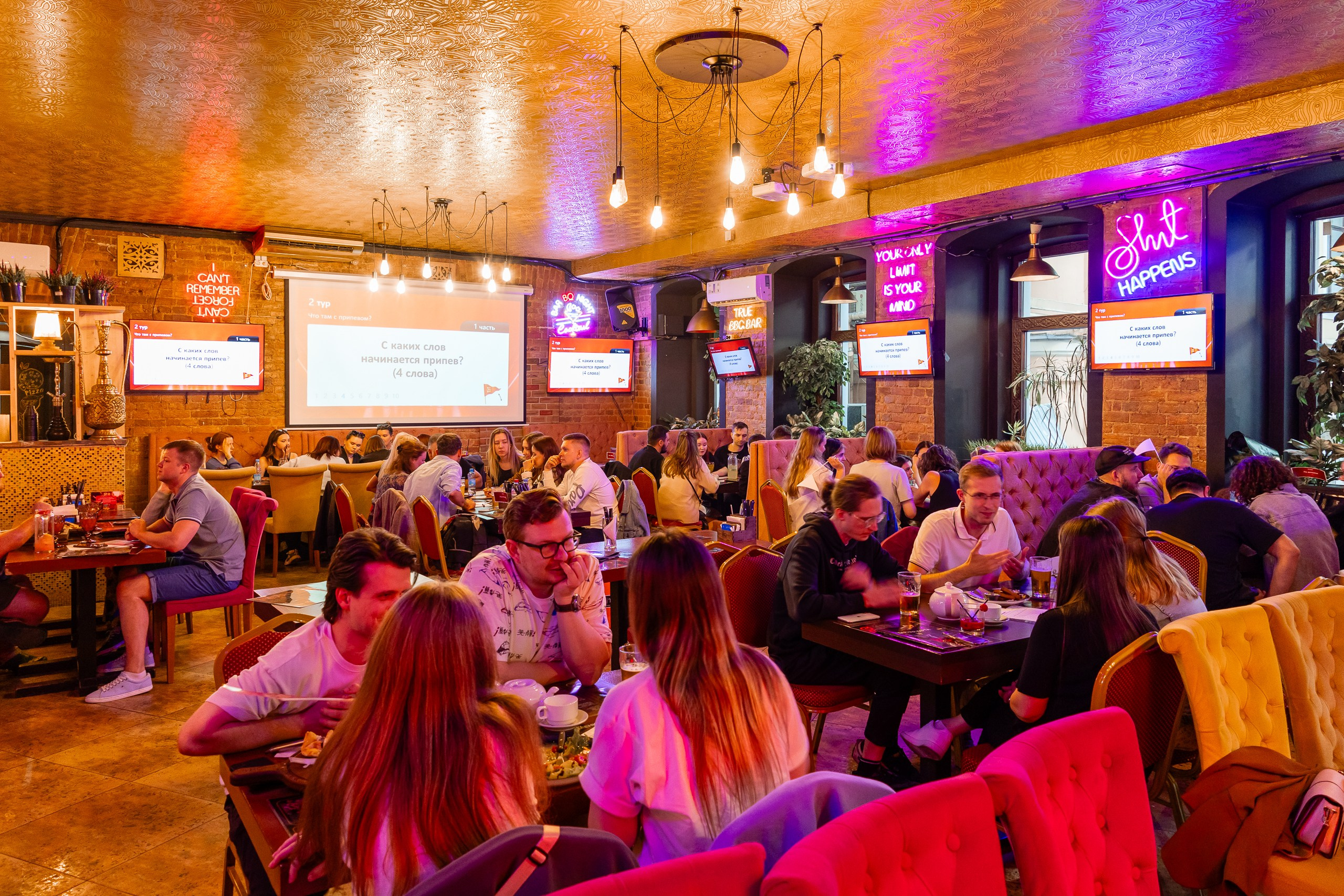 Интерьер бара Bar BQ Night с командами - участниками игры квиз