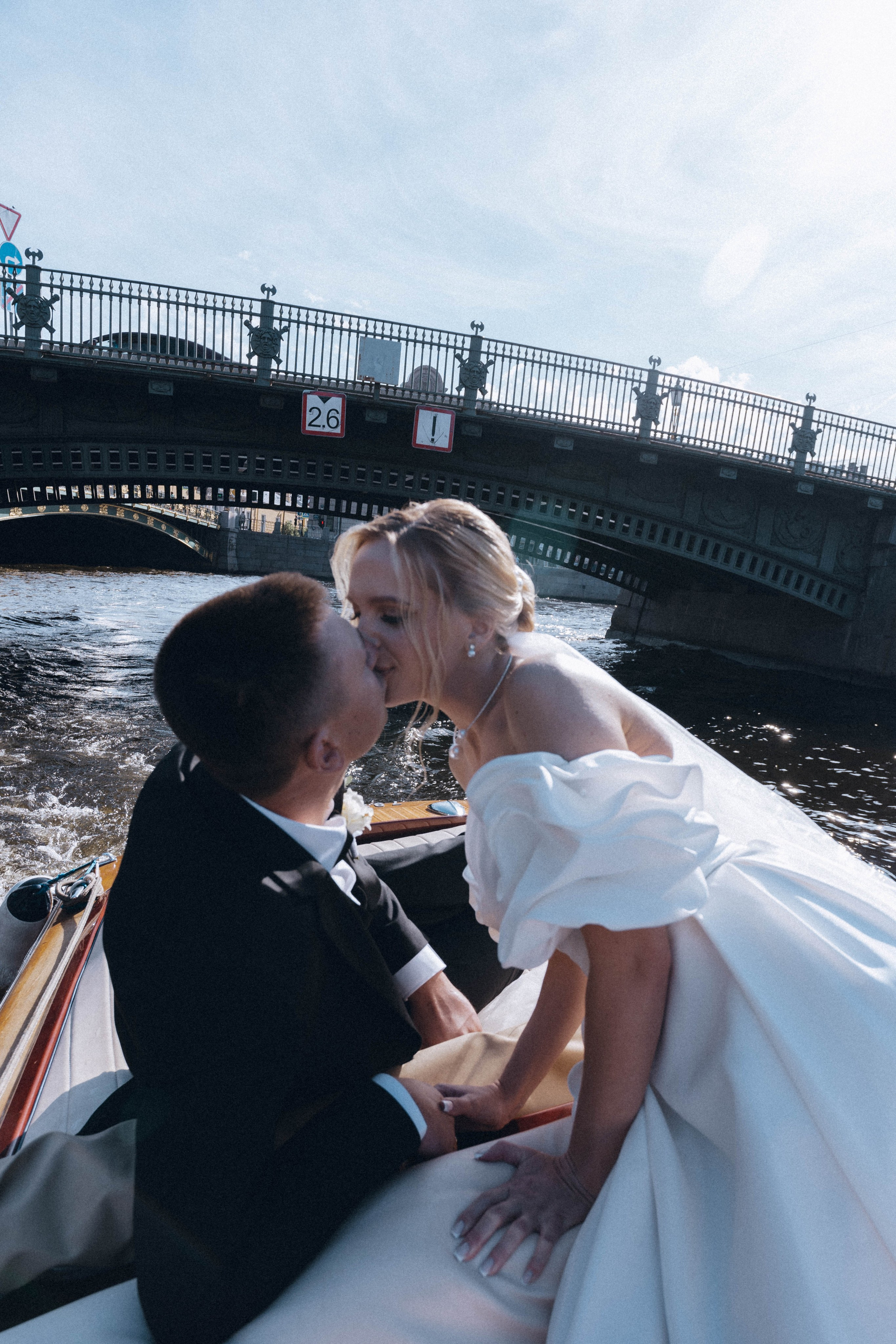 СВАДЕНБНАЯ СЬЕМКА НА КАТЕРЕ ПО КАНАЛАМ САНКТ-ПЕТЕРБУРГА И В АКВАТОРИИ НЕВЫ. Профессиональный фотограф, Санкт-Петербург — Виктория Богомолова