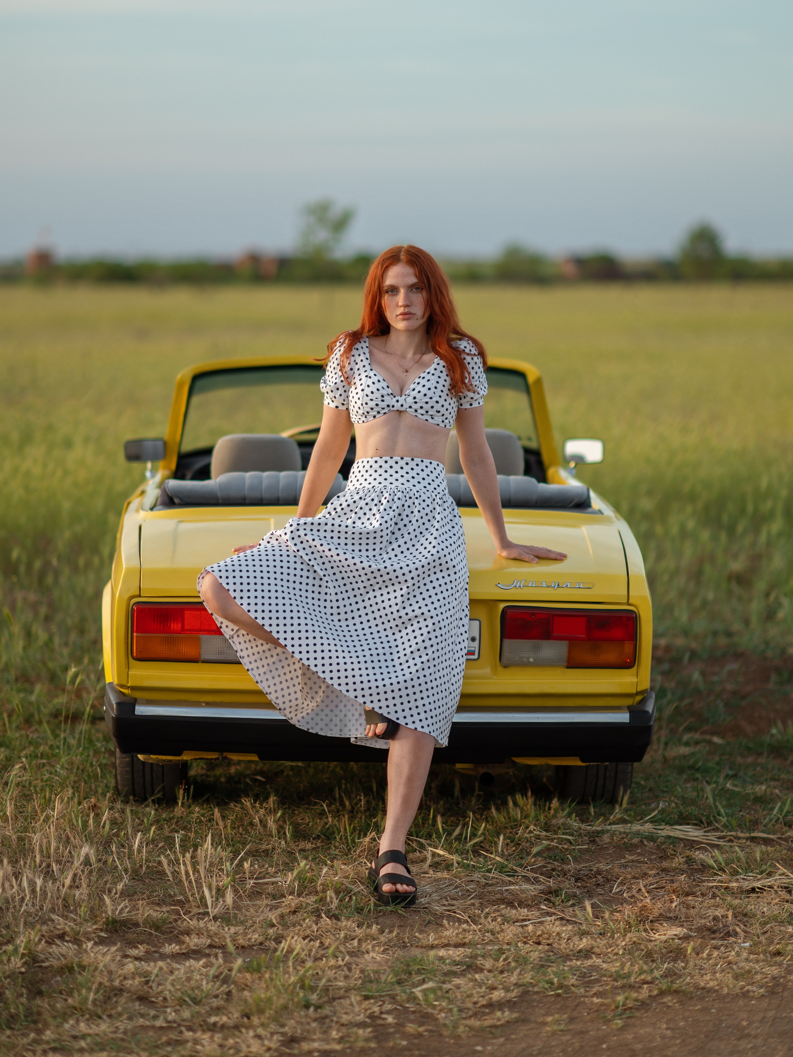 Фотограф Севастополь - творческая фотосессия с желтым советским жигули кабриолетом "копейка"