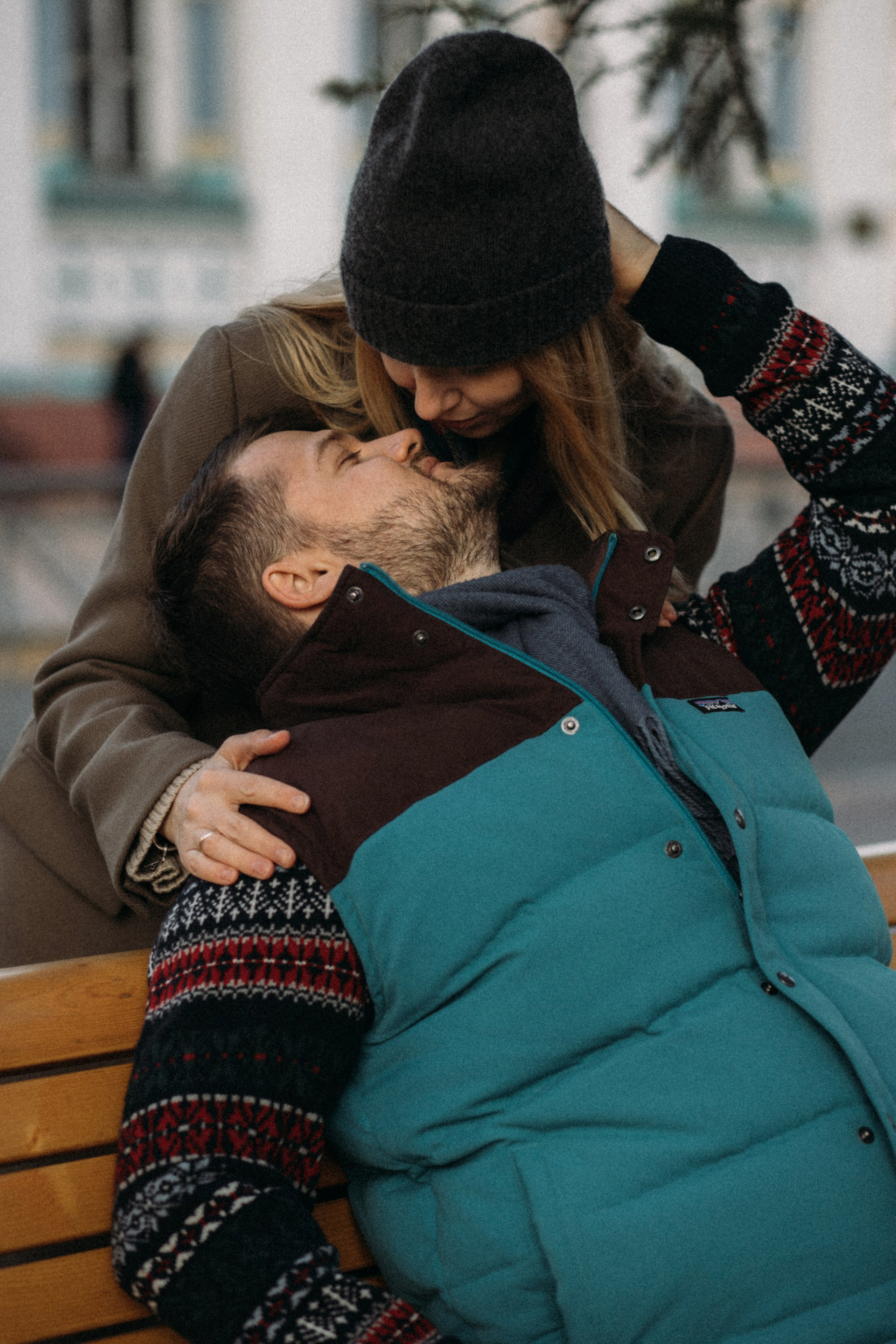 Забавляясь, молодая пара весело дурачится и целовалась в тёплый октябрьский вечер в историческом центре города Архангельска, предоставляя возможность сохранить память о себе благодаря профессионализму фотографа Алексея Клещинова