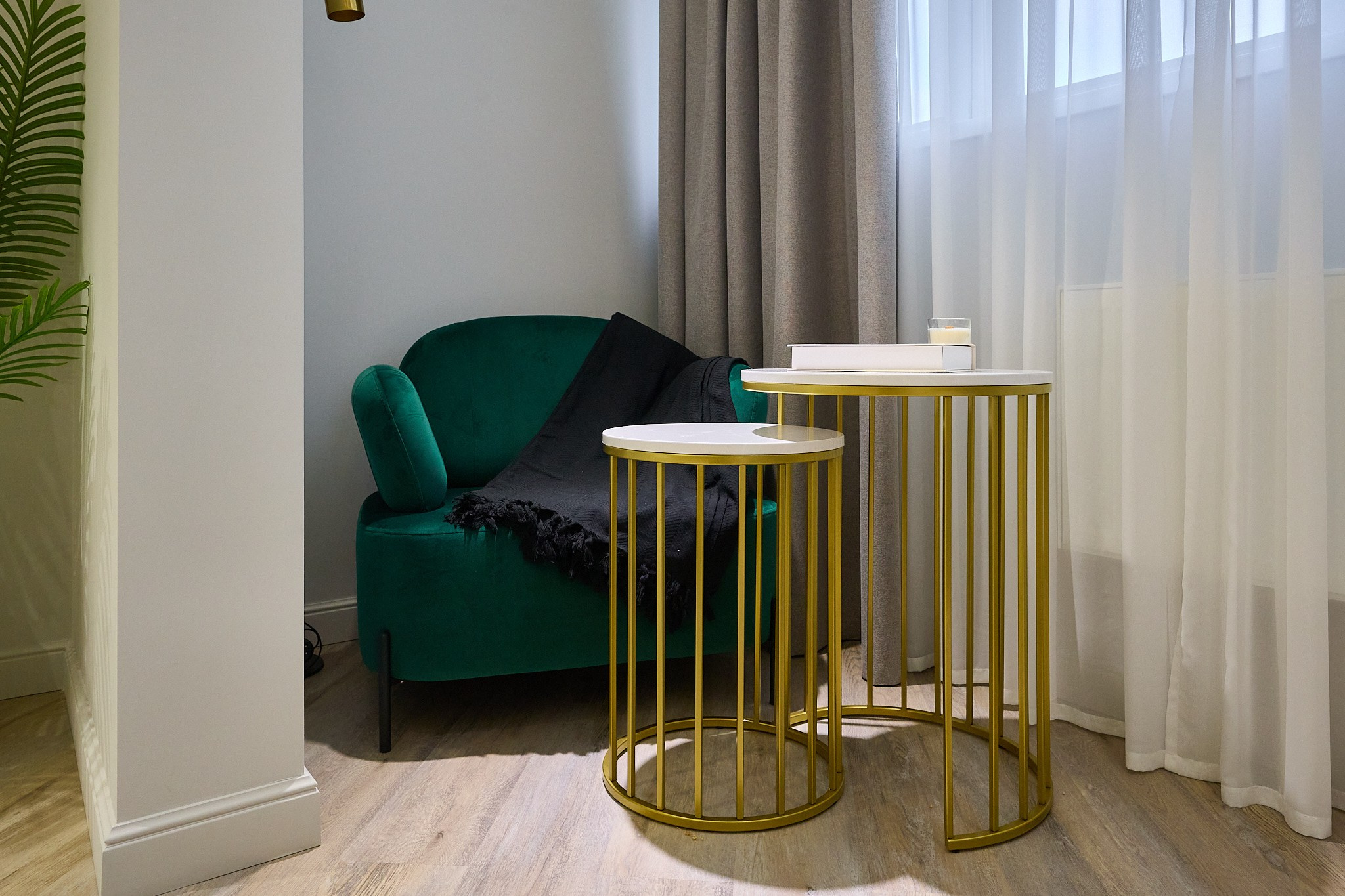 зеленое кресло белая золотая подставка 