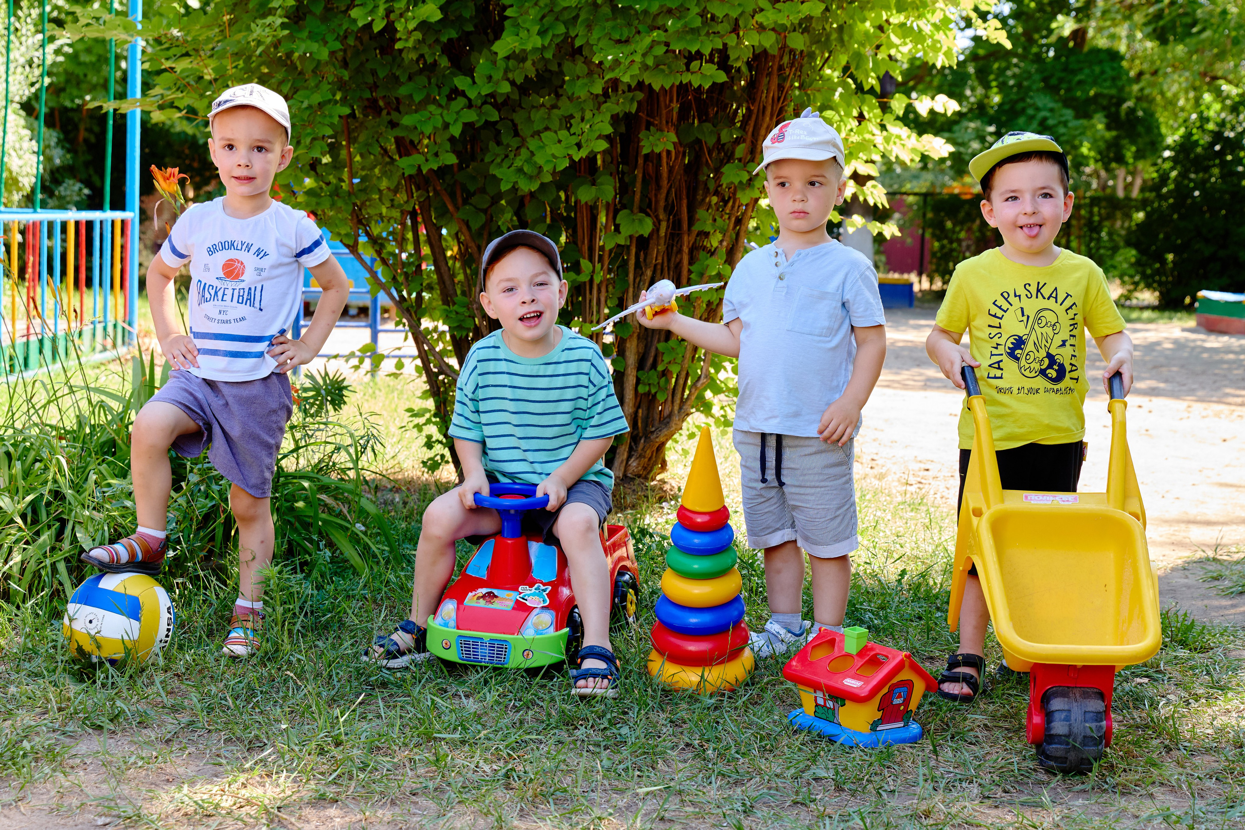 Пример летней съёмки в детском саду № 92 младшая группа Ромашки. Фотограф Выпускные альбомы Таганрог Сергей Коробченко
