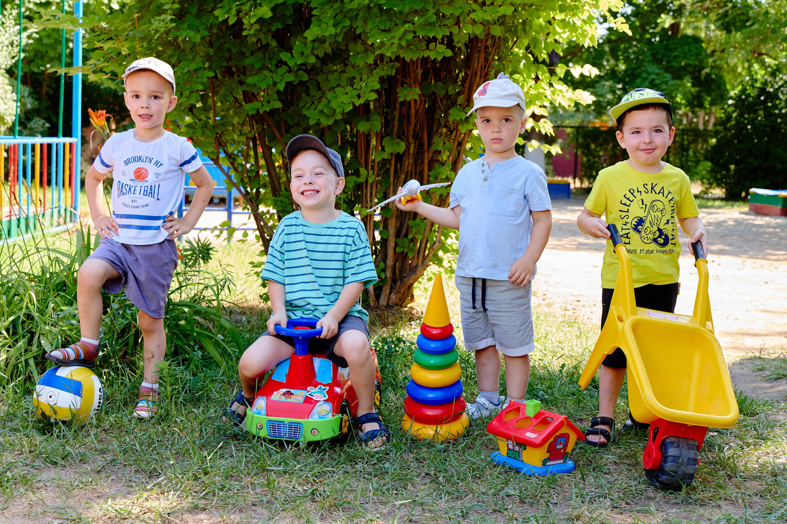 Пример летней съёмки в детском саду № 92 младшая группа Ромашки. Фотограф Выпускные альбомы Таганрог Сергей Коробченко