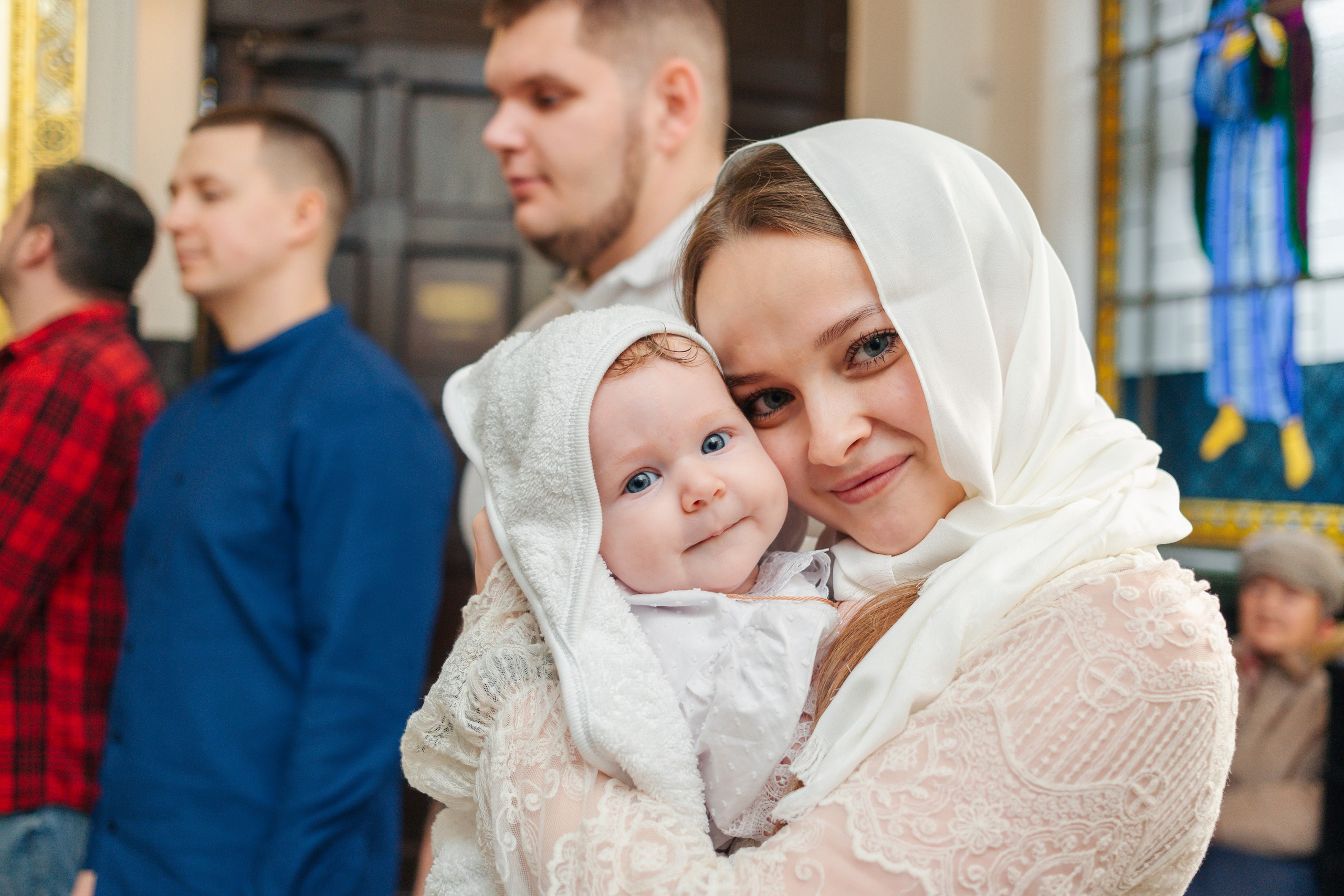 Сравнение критериев: в каком храме лучше крестить ребенка — атмосфера, расположение, правила, Современная крестильная купель для полного погружения. На что обратить внимание при выборе храма, Вместительный и светлый зал храма — ключевой фактор при выборе места для крещения с большим числом гостей, купель в храме Невского района Санкт-Петербурга