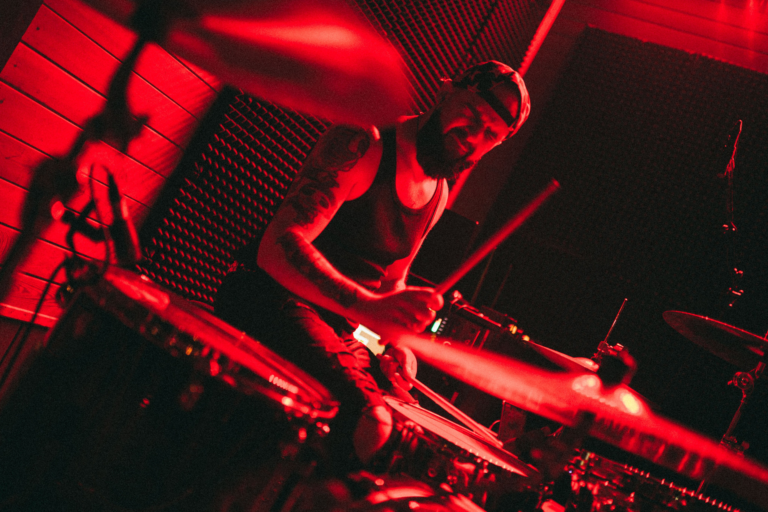 Барабанщик группы iwantsummer на концерте в Москве