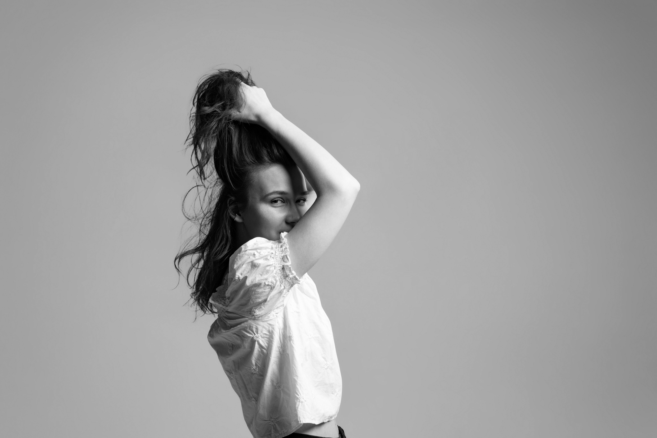 Монохромный портрет женщины, где контраст рождает образ. Портретный фотограф в Москве Фарид Леонов