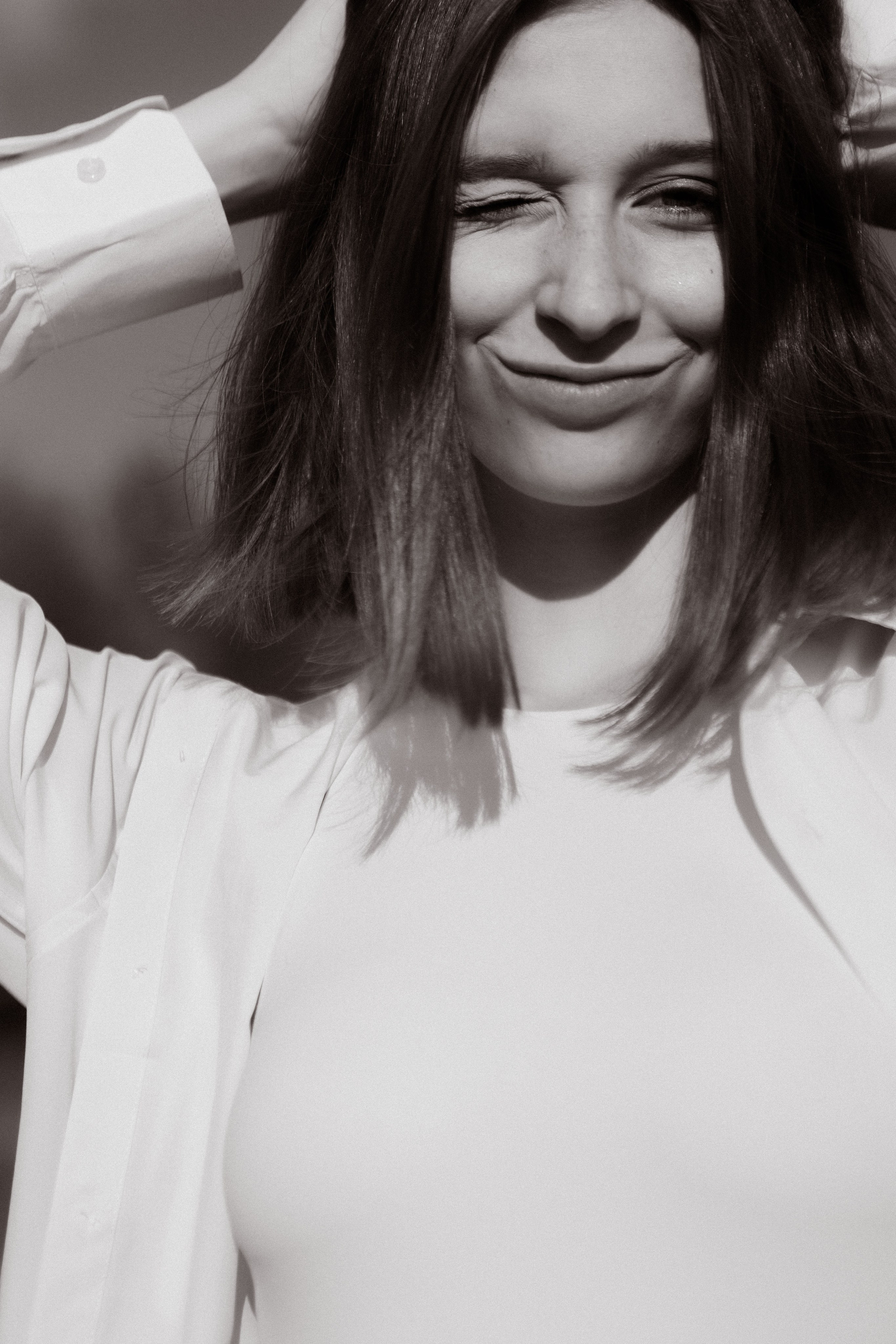 Летняя фотосессия в поле. Девушка в поле в кровати