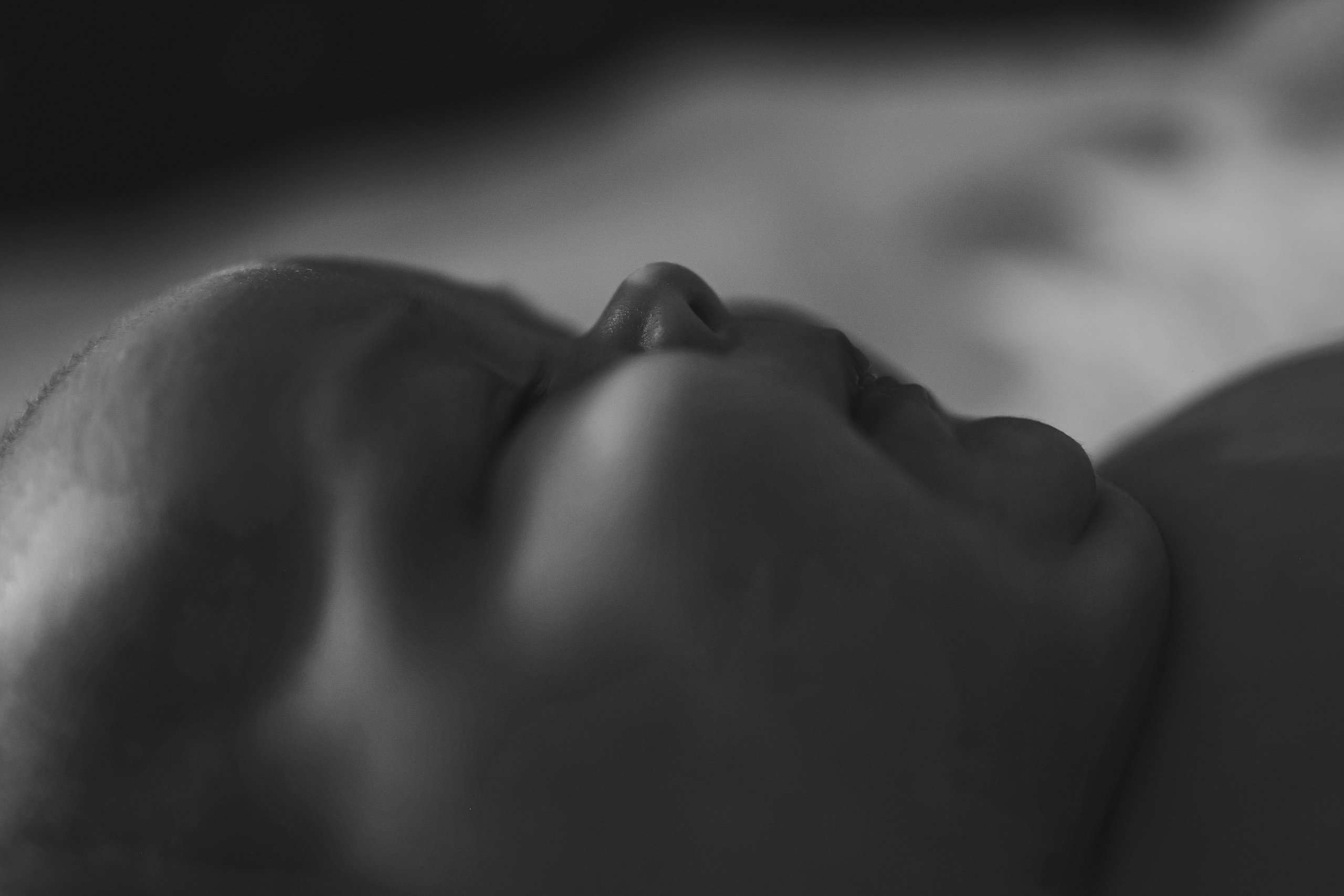 Кормление. Семейный фотограф Тюмень, фотограф на роды Салмина Мария