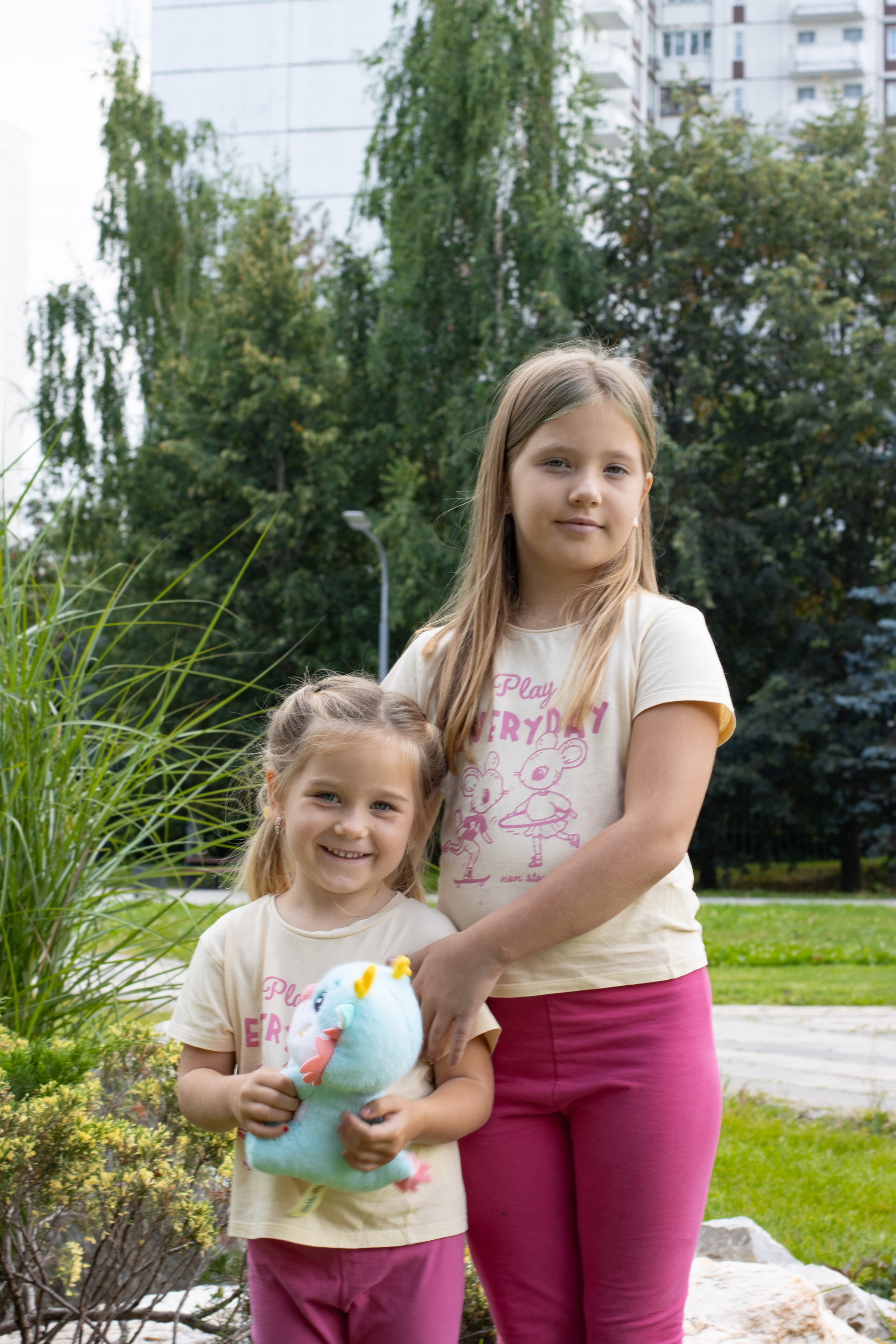 Две сестрички в парке. Главная