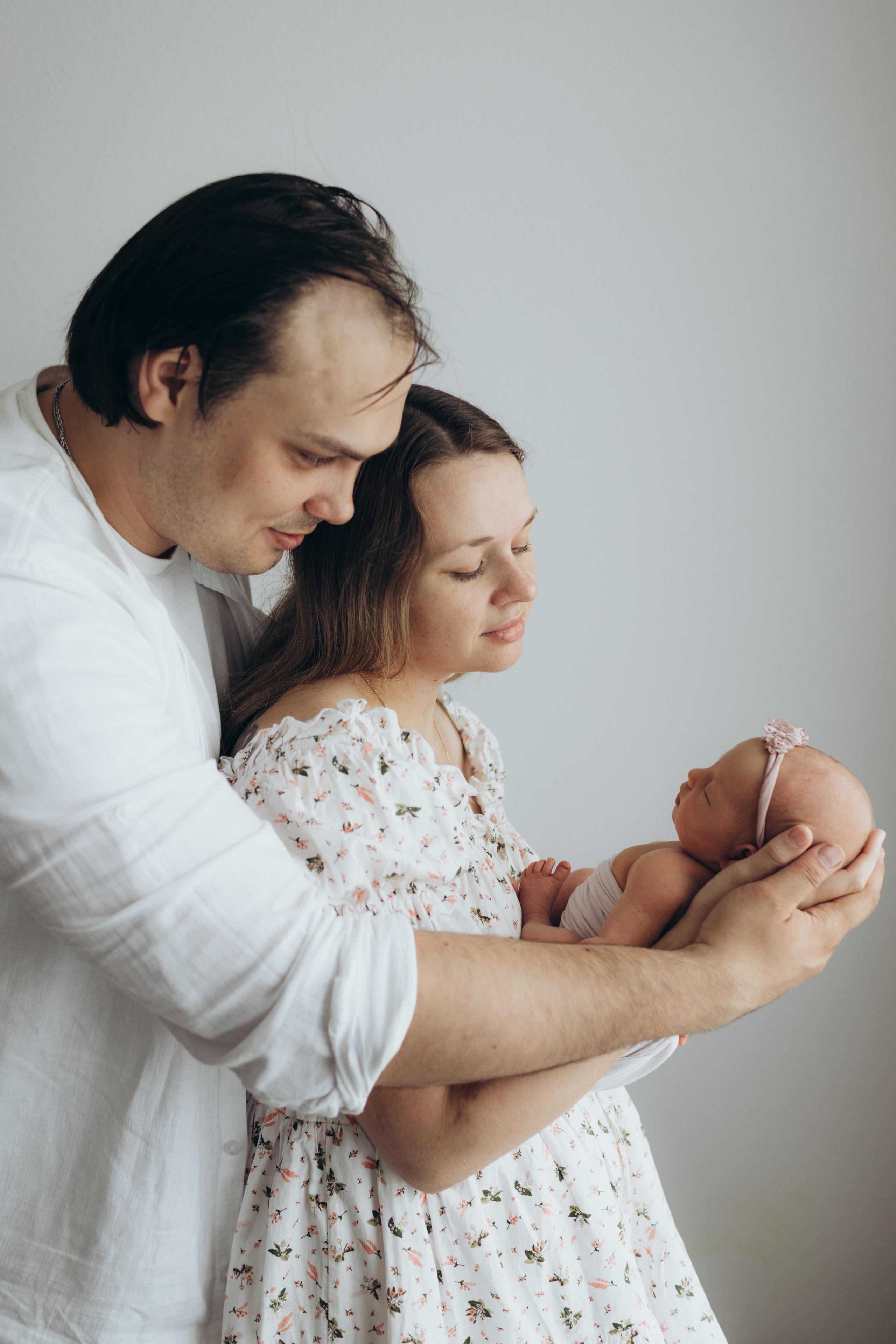 Newborn (фотосессия новорожденных). Фотостудия для новорожденных и малышей в Твери — На ручки