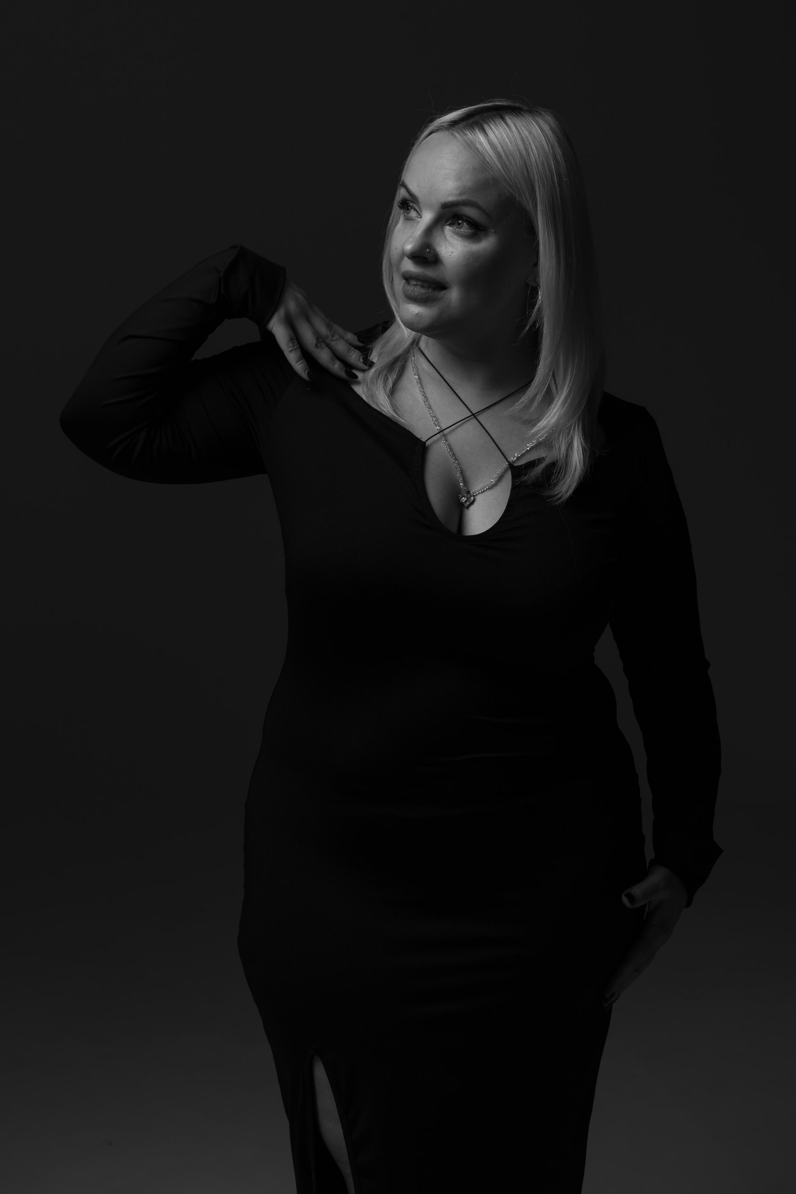 Женский портрет. Белое и черное. Фотограф Максим Калинченко