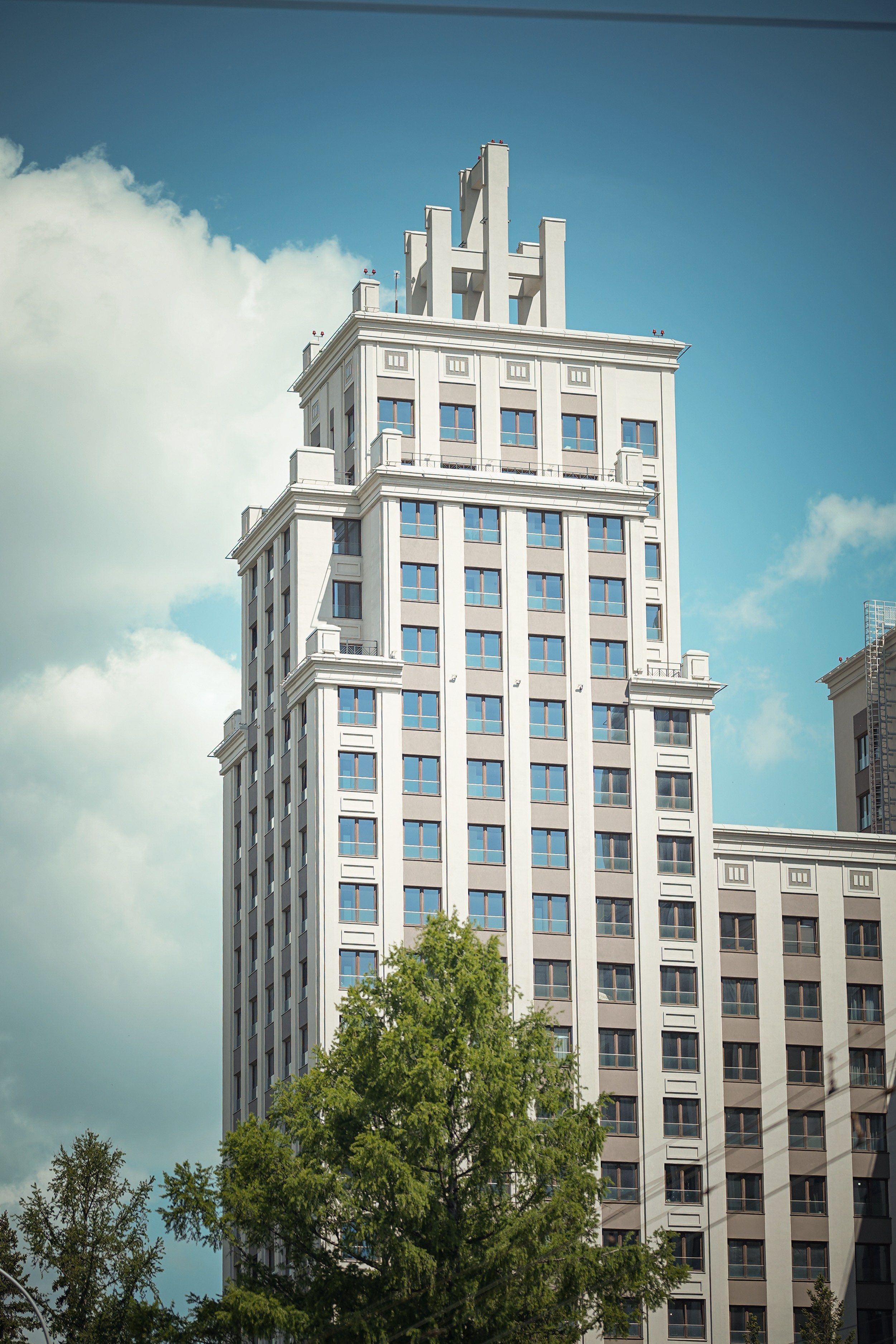 Дом на фоне синего неба в Новосибирске