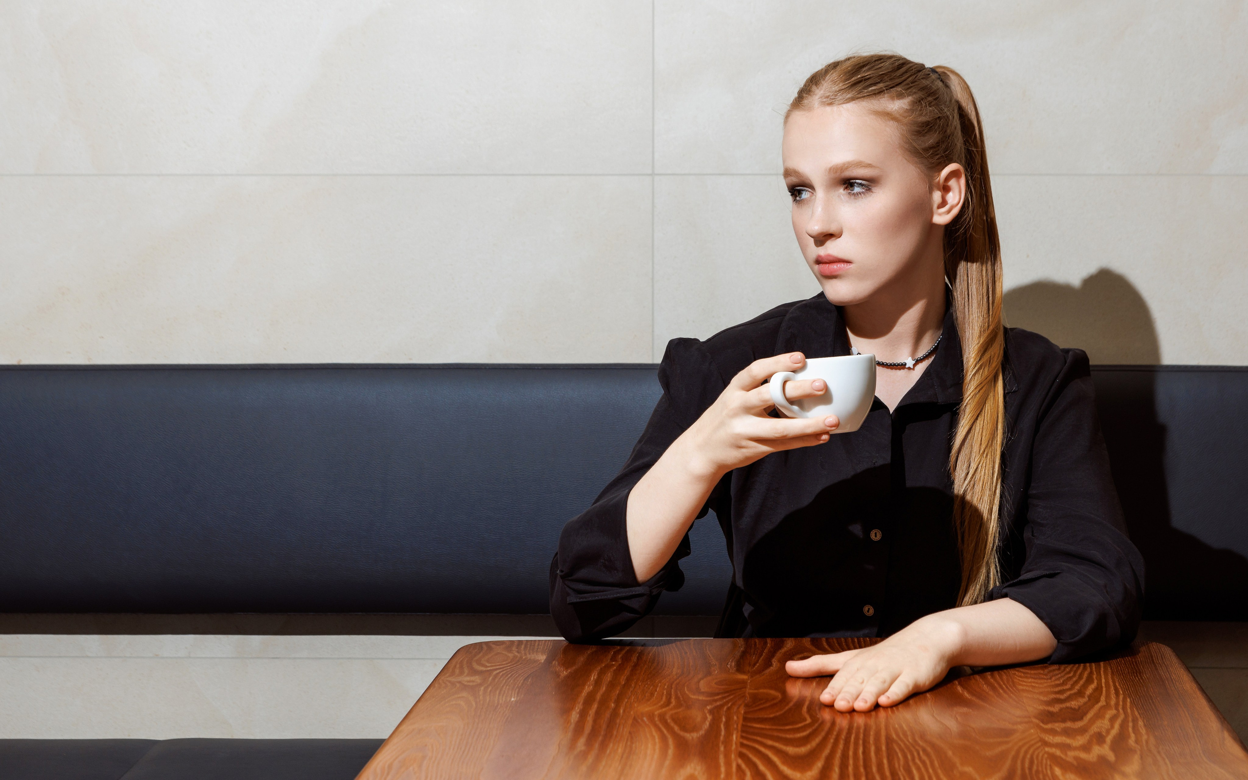 TONY CLOU. Съёмка в кофейне. Фотограф Виталий Хайлов, Екатеринбург