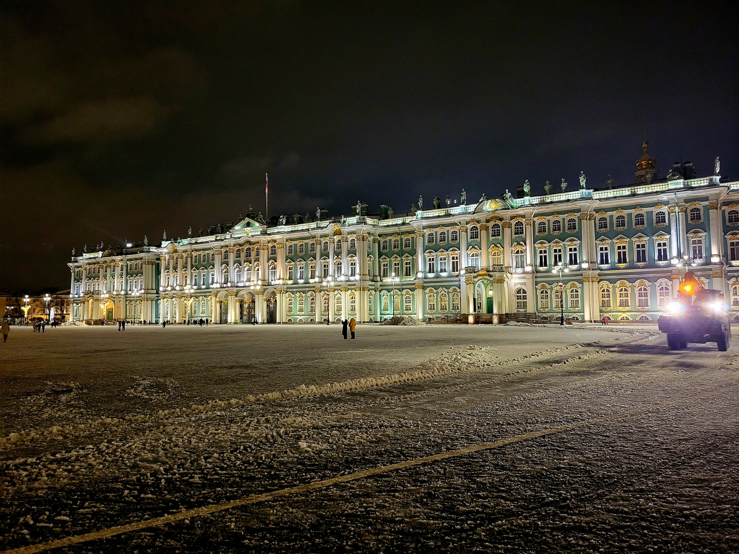 Дворцовую активно чистят. В других местах или песочком посыпано, ну, или лед...