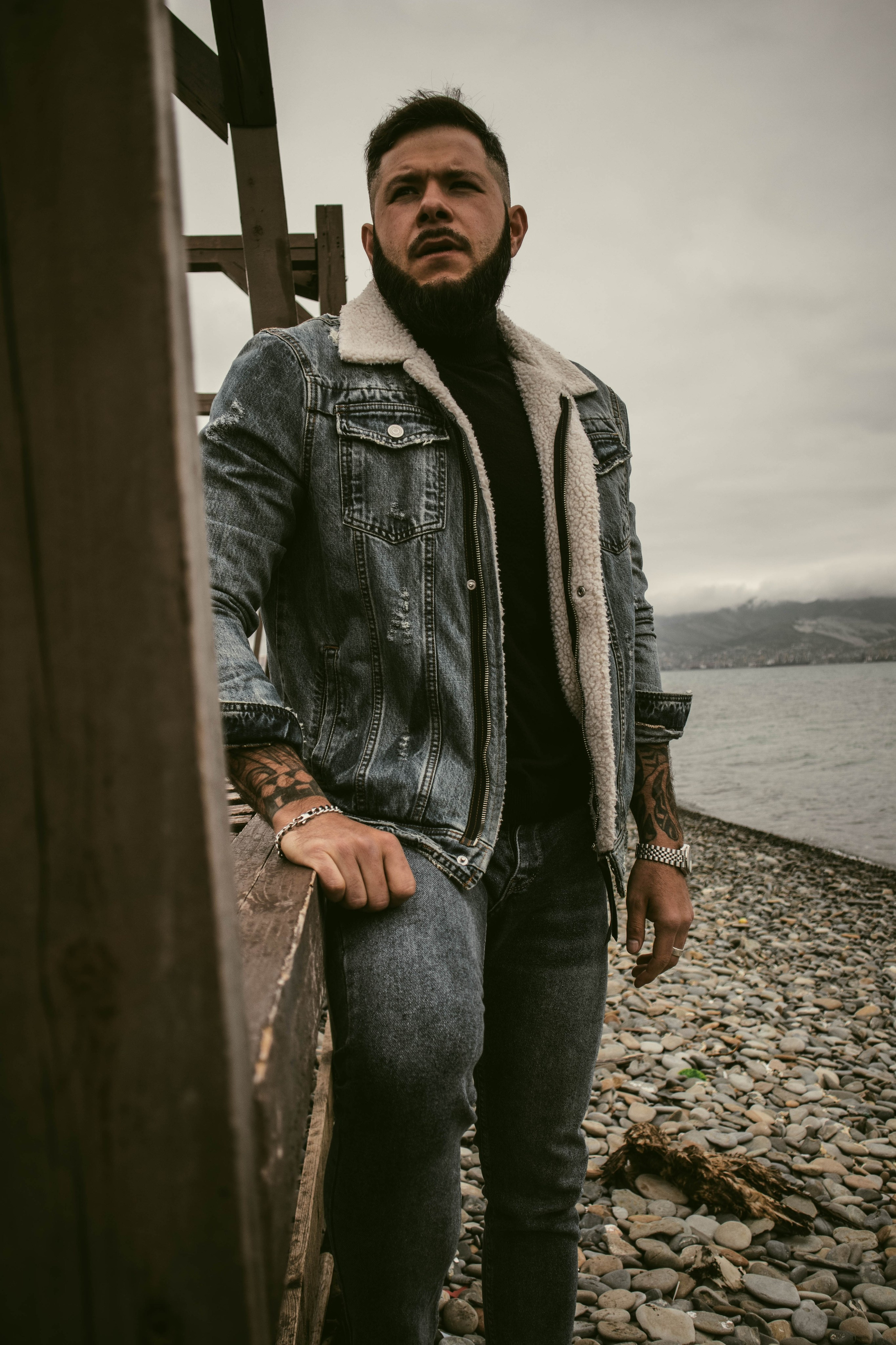 О. Уличный фотограф Города N