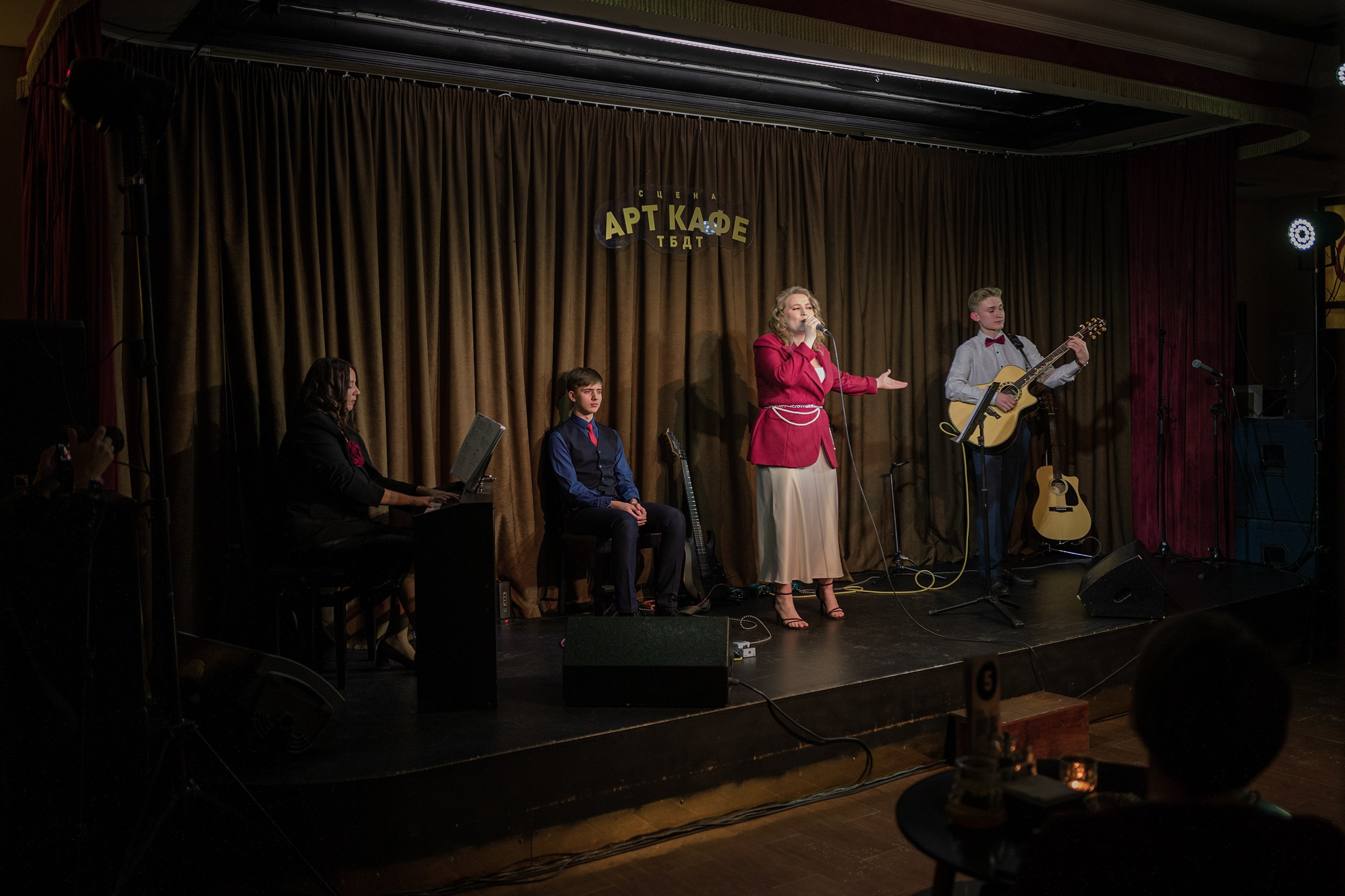 Выступление YOLO band в арт кафе. Фотограф Тюмень