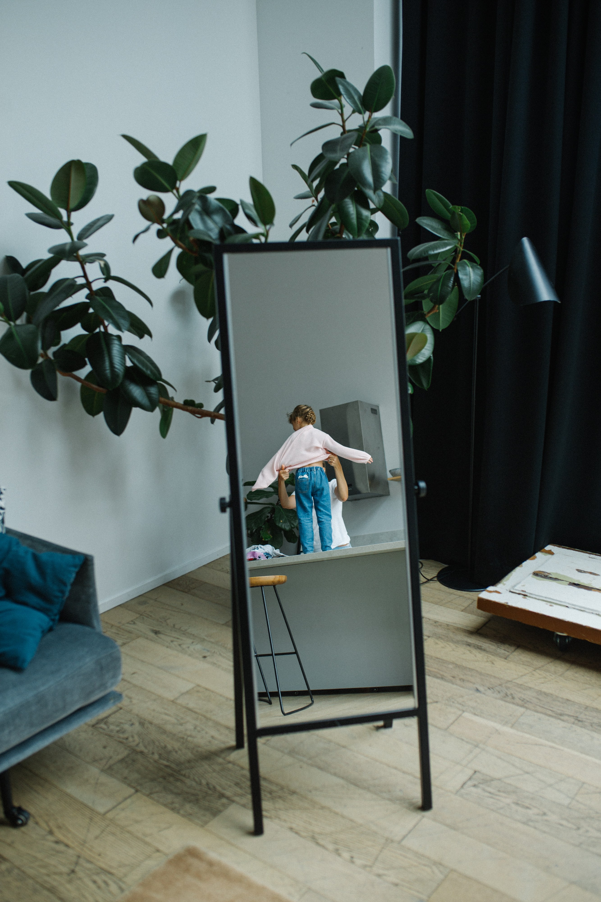 Купание с танцами на столе. Фотограф Оля Батист