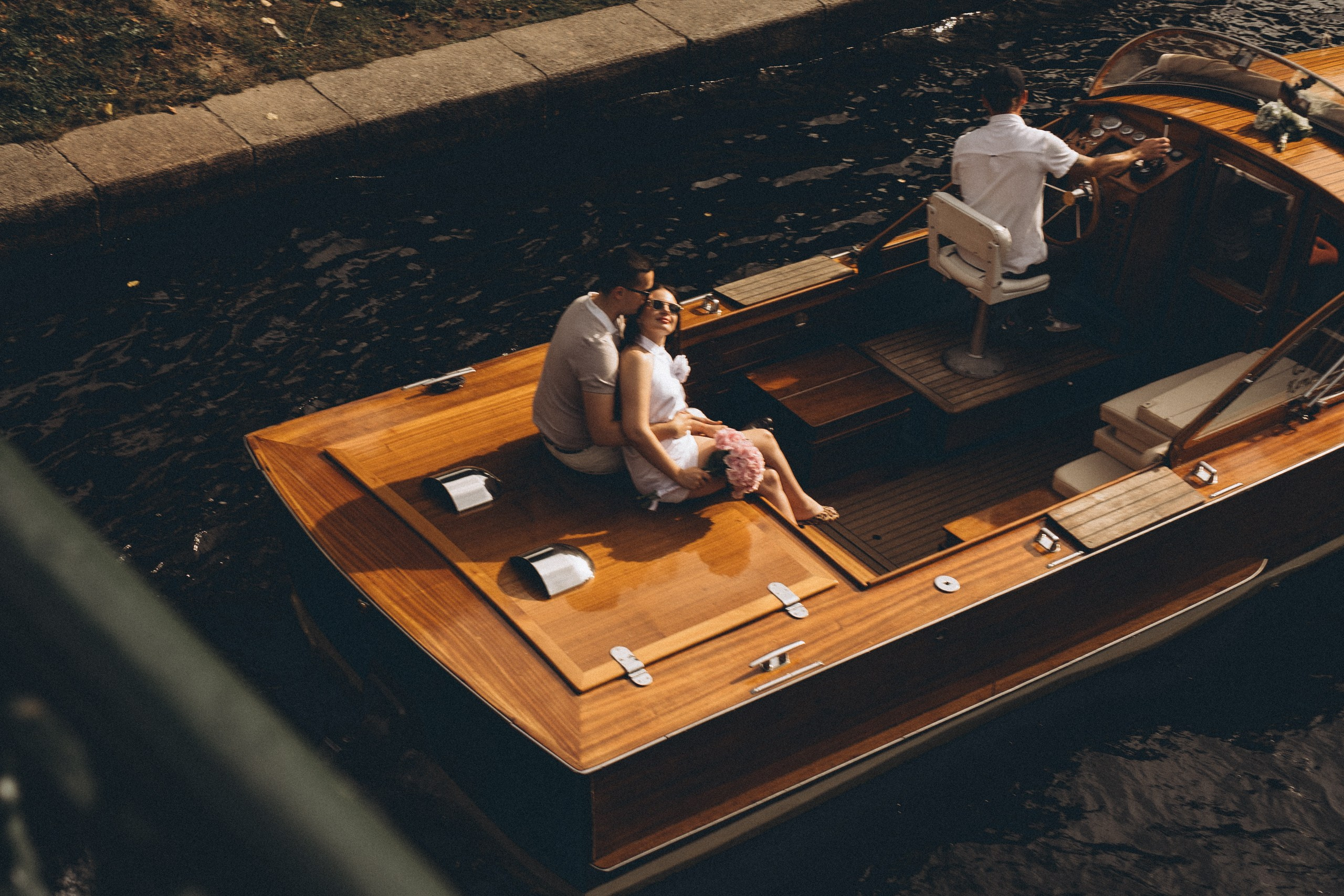 СВАДЕНБНАЯ СЬЕМКА НА КАТЕРЕ ПО КАНАЛАМ САНКТ-ПЕТЕРБУРГА И В АКВАТОРИИ НЕВЫ. Профессиональный фотограф, Санкт-Петербург — Виктория Богомолова