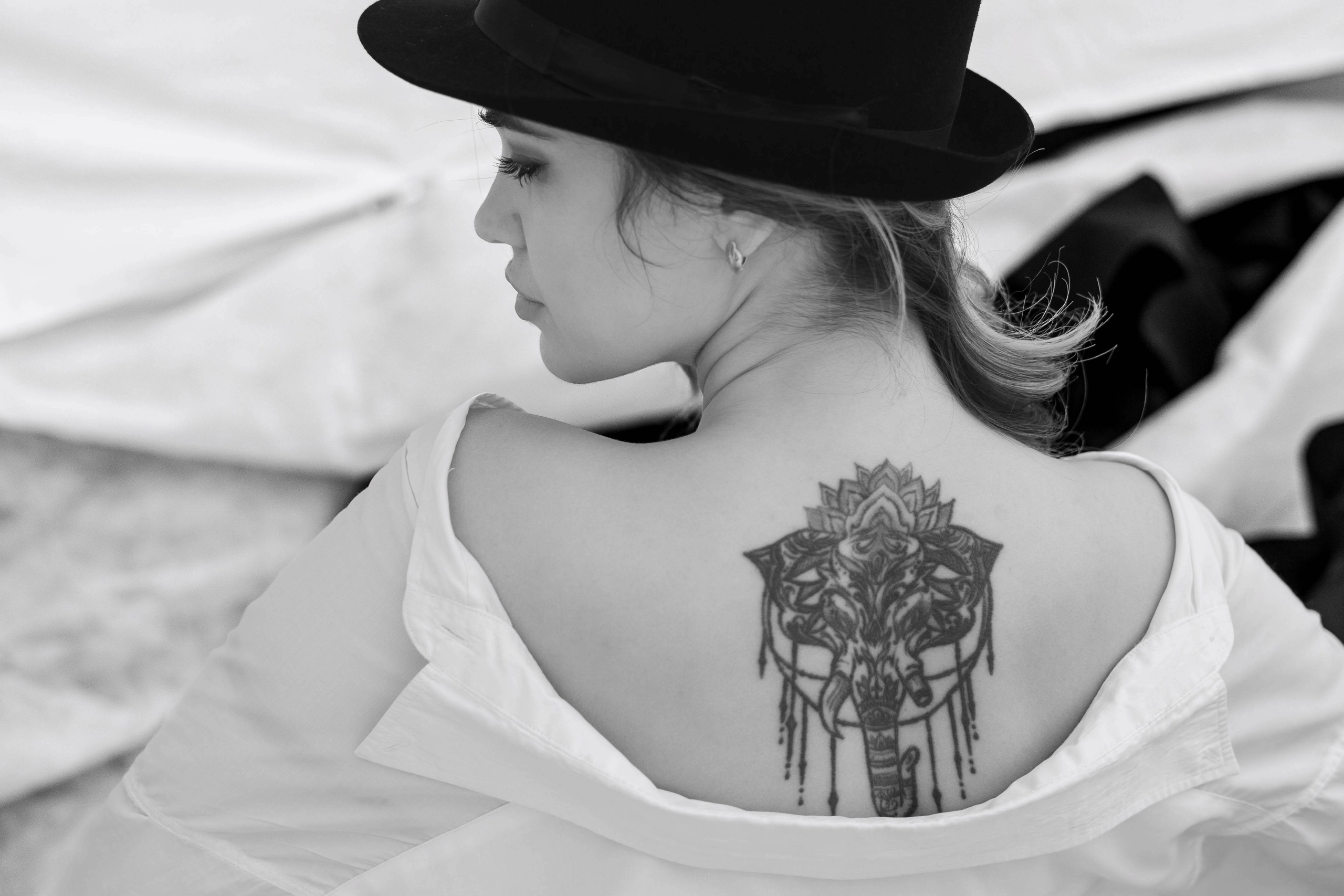 Монохромная фотография девушки в мужском костюме застилает взгляд зрителя элегантностью и изяществом. Одновременно сдержанная и провокационная, девушка в этой фотографии иллюстрирует вечную борьбу противоположностей, создавая потрясающе харизматичный образ. Идеи для фото дома. Екатеринбург фотосессии  Автор фотограф: Додров. Ph: dodrov.