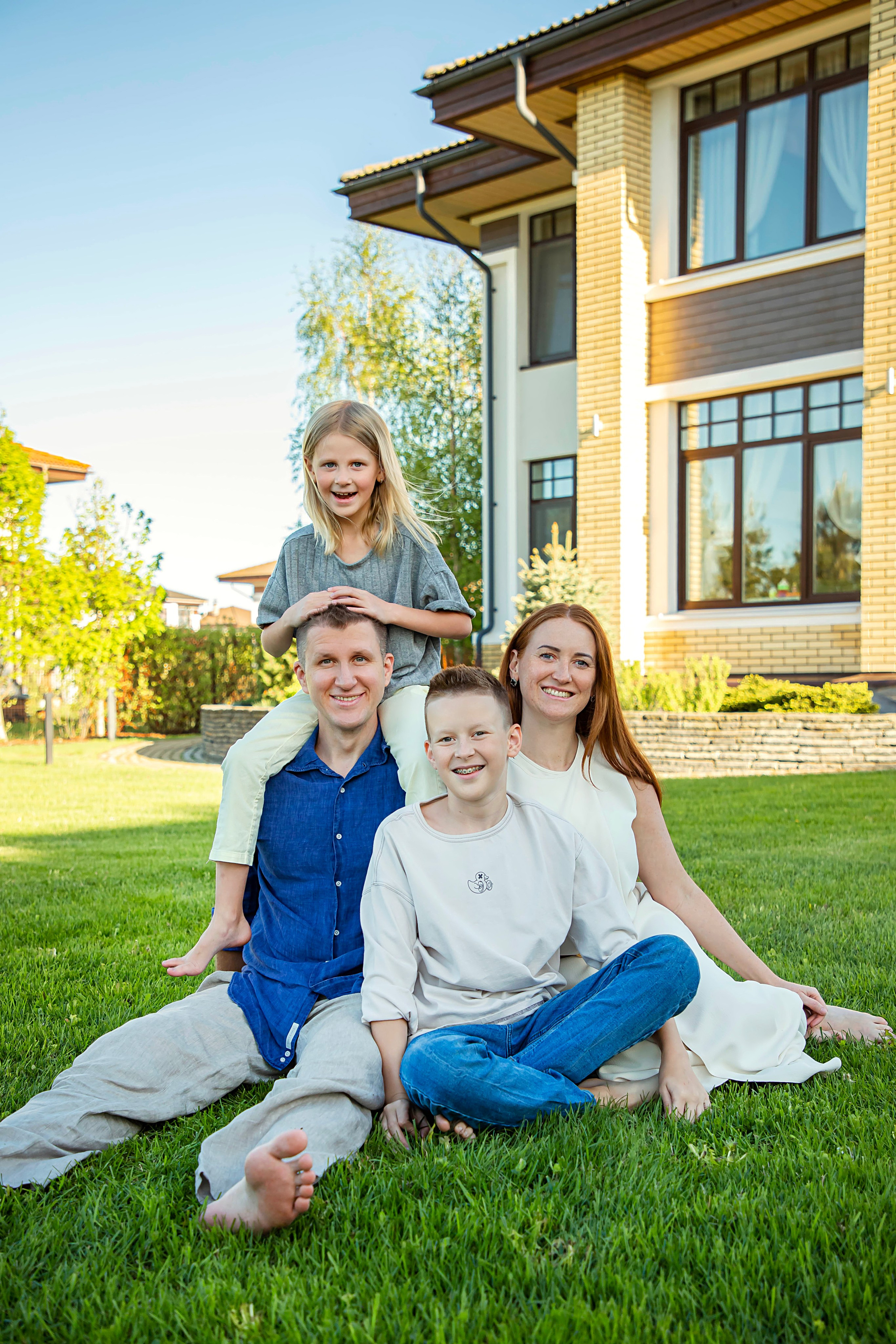 Съемка семьи в родовом поместье на зеленом газоне
