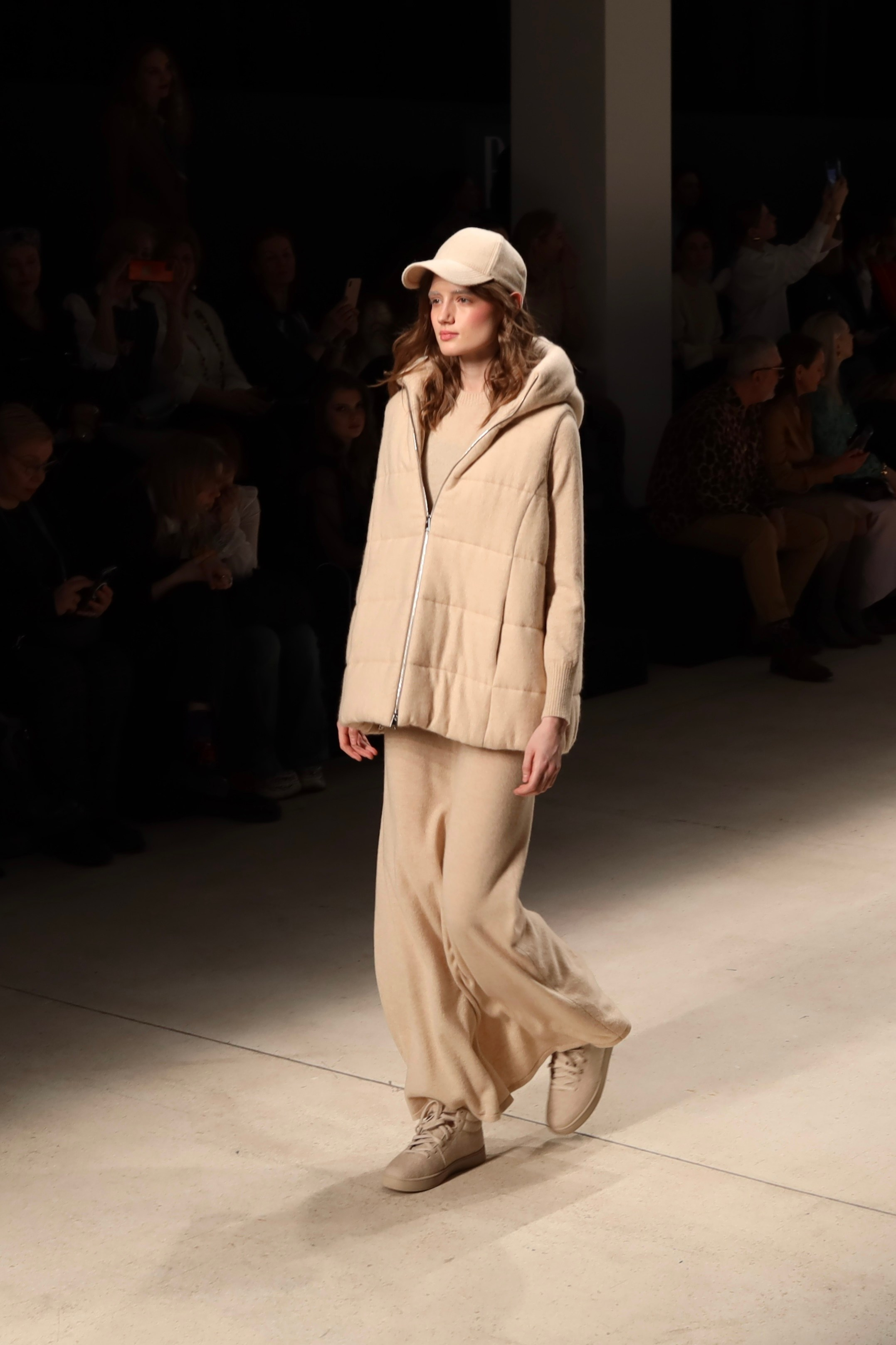 Показ Alpe Cashmere (Москва) — Московская неделя моды 13 марта 2025. Фотосессии и репортаж — Фотограф в Москве — Рина Серёгина