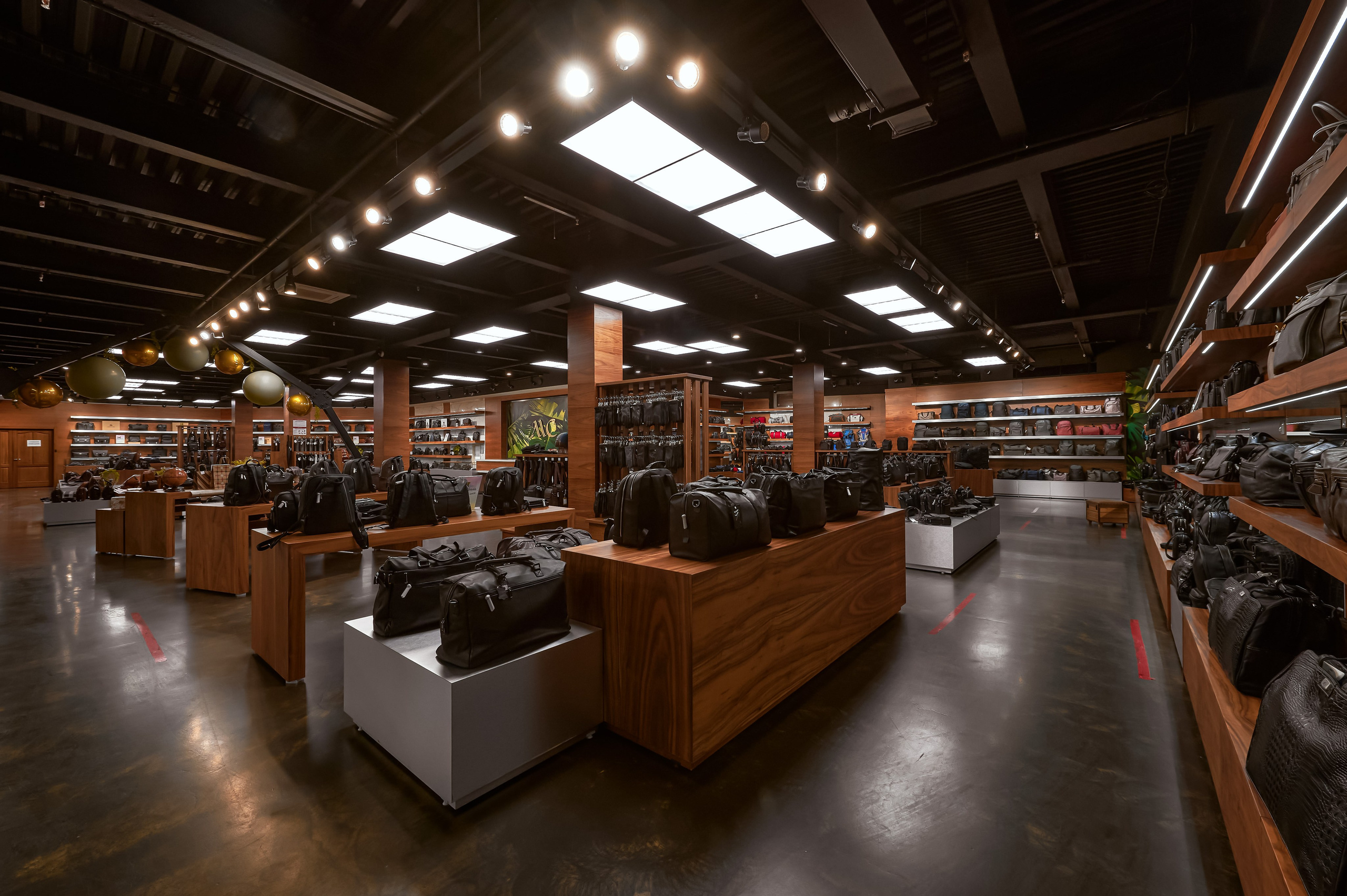 Портфолио по интерьерной и экстерьерной фотосъёмки: Мир сумок — Левый берег. Фотограф Яковлев Роман — Красноярск