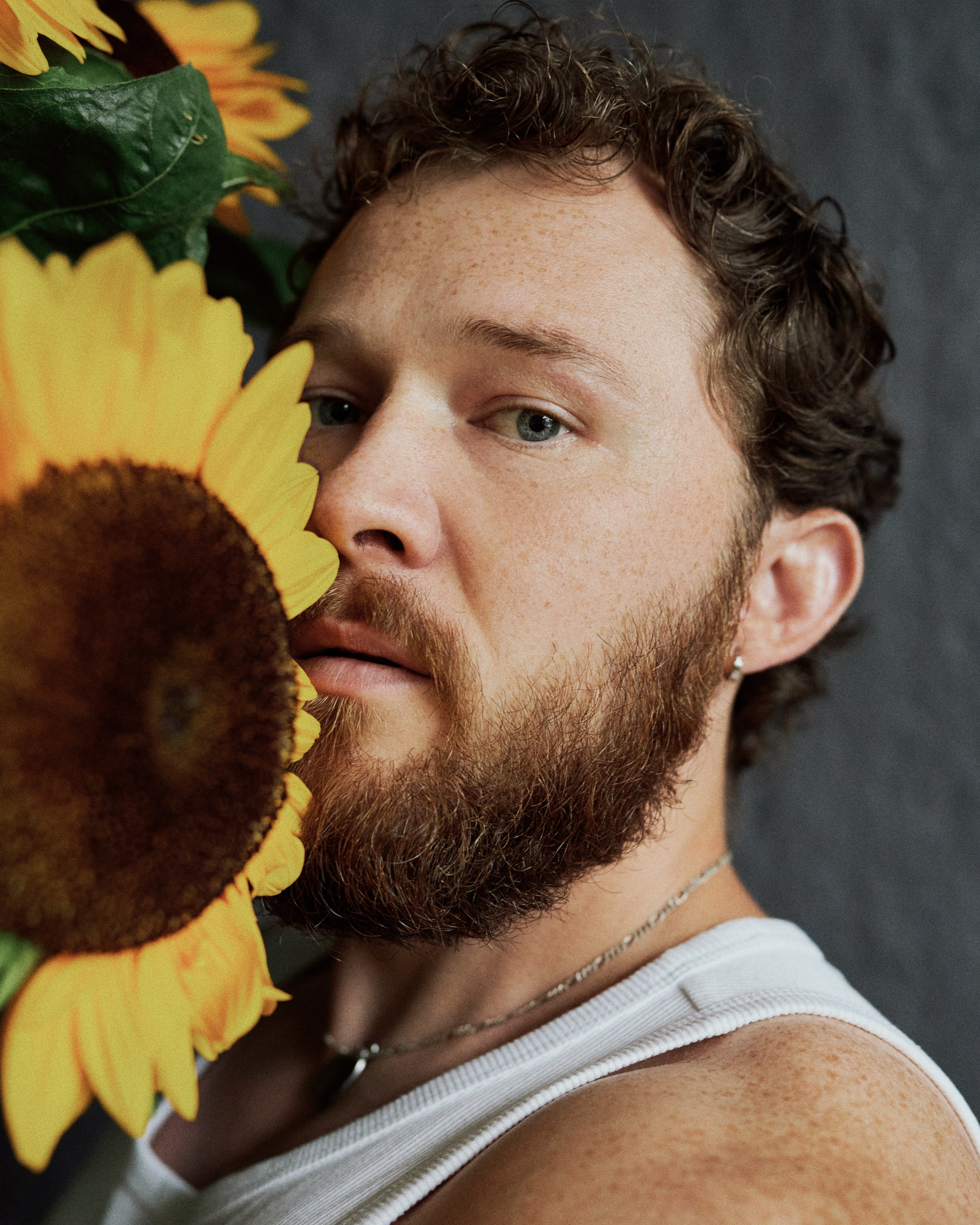 крупный мужской портрет с подсолнухами