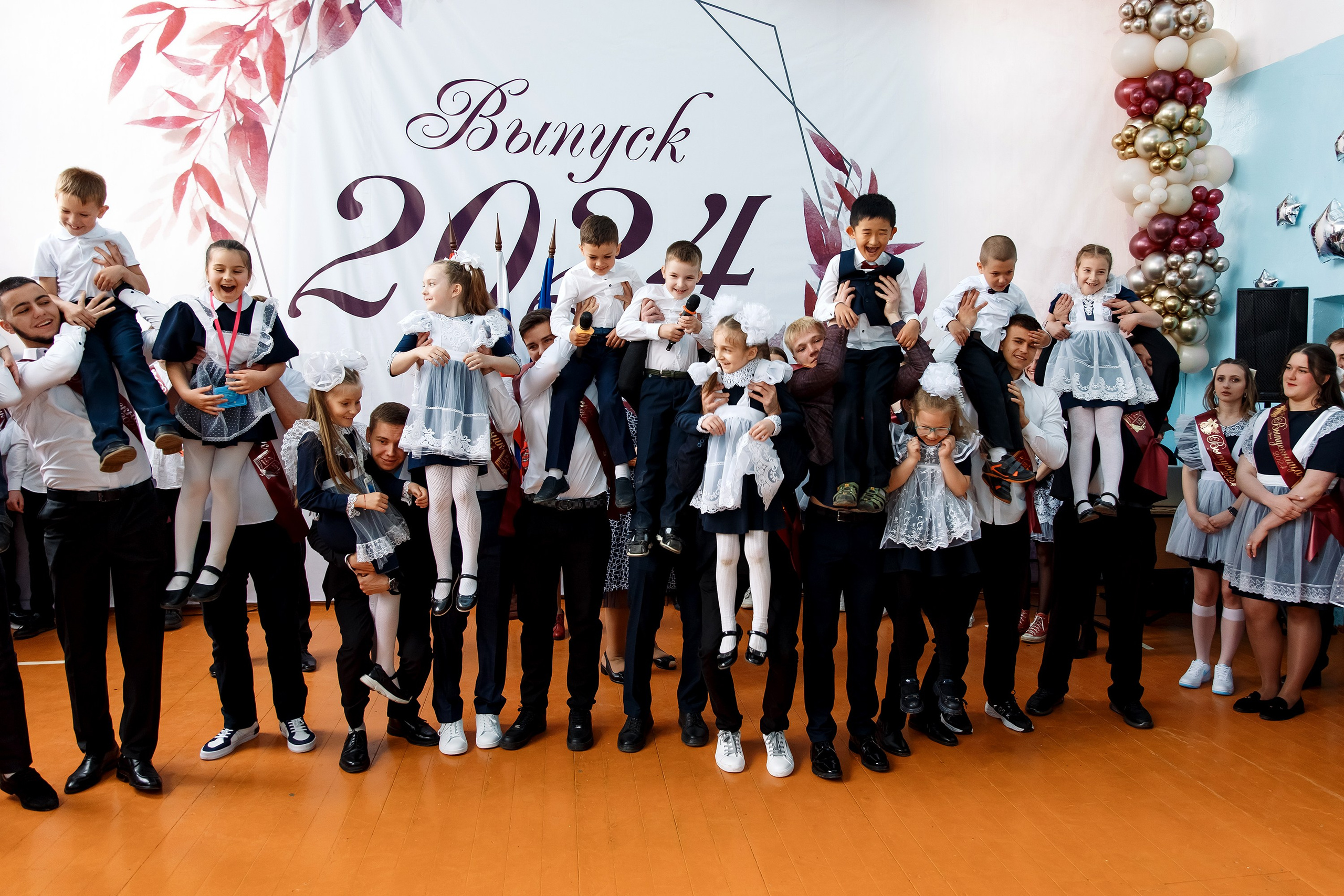 11 класс Последний звонок. Фотограф Любовь Корниенко, Примоский край