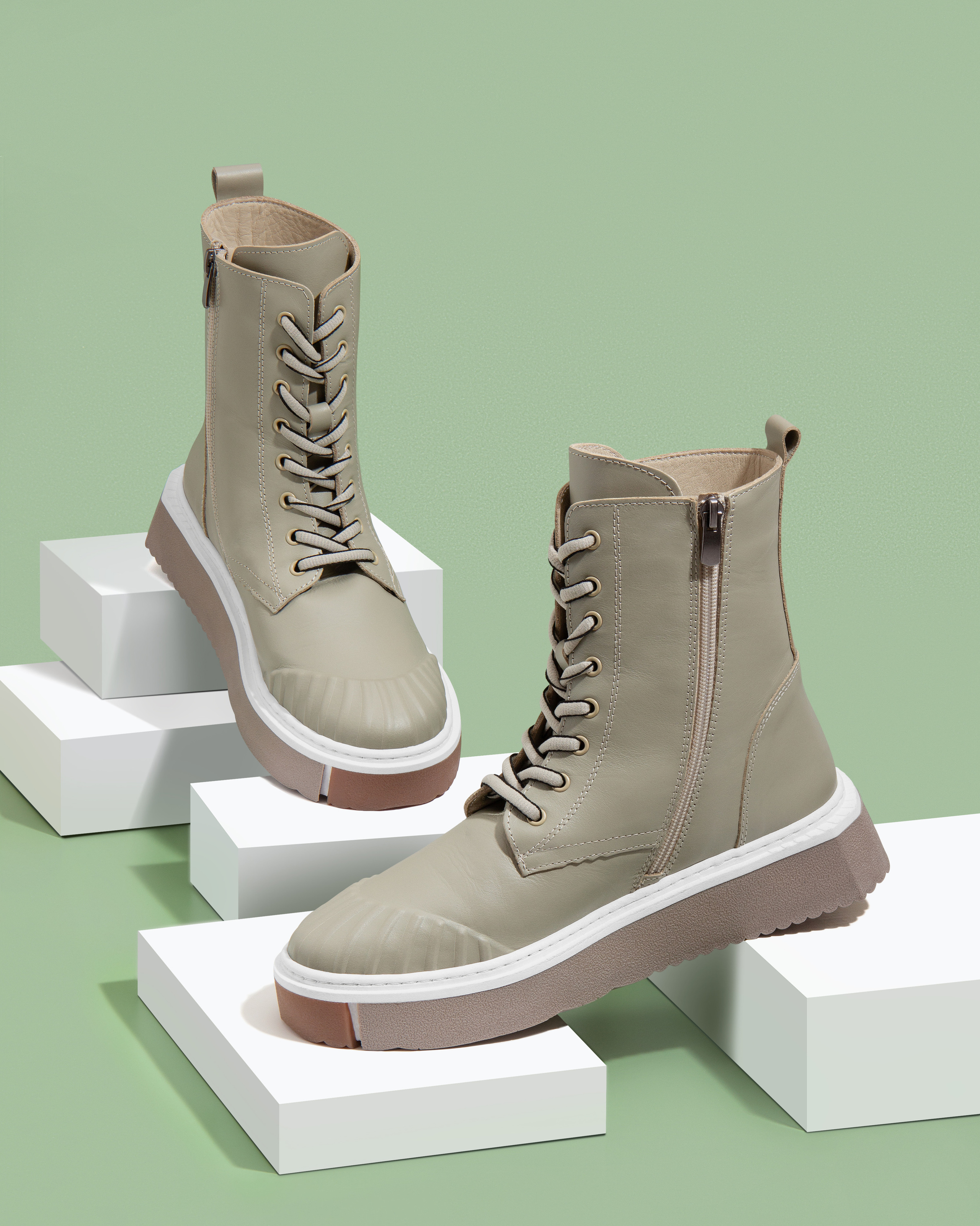 Пара обуви на подиумах. Осенняя обувь. 