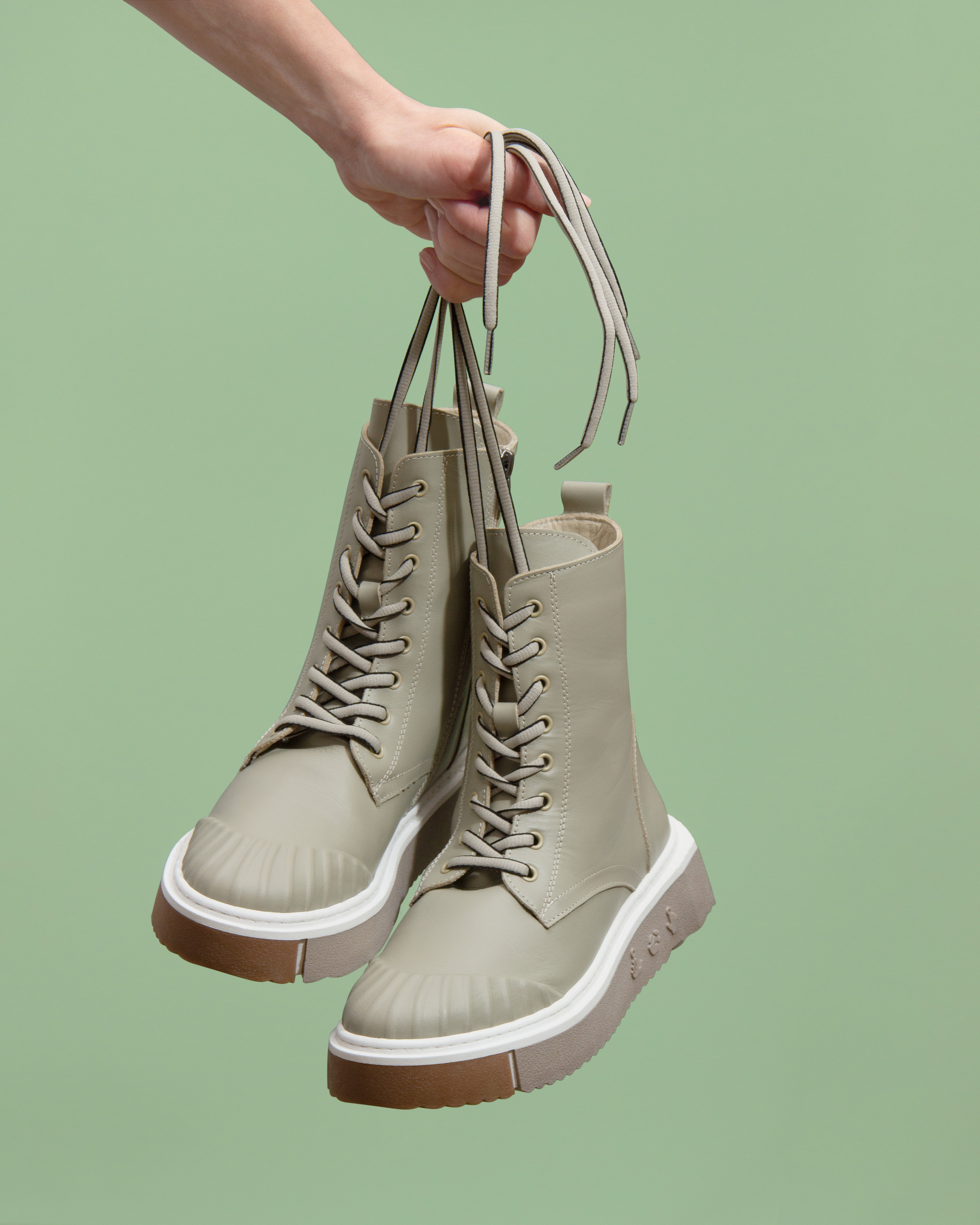 Осенние ботинки в руке. Ботинки. 