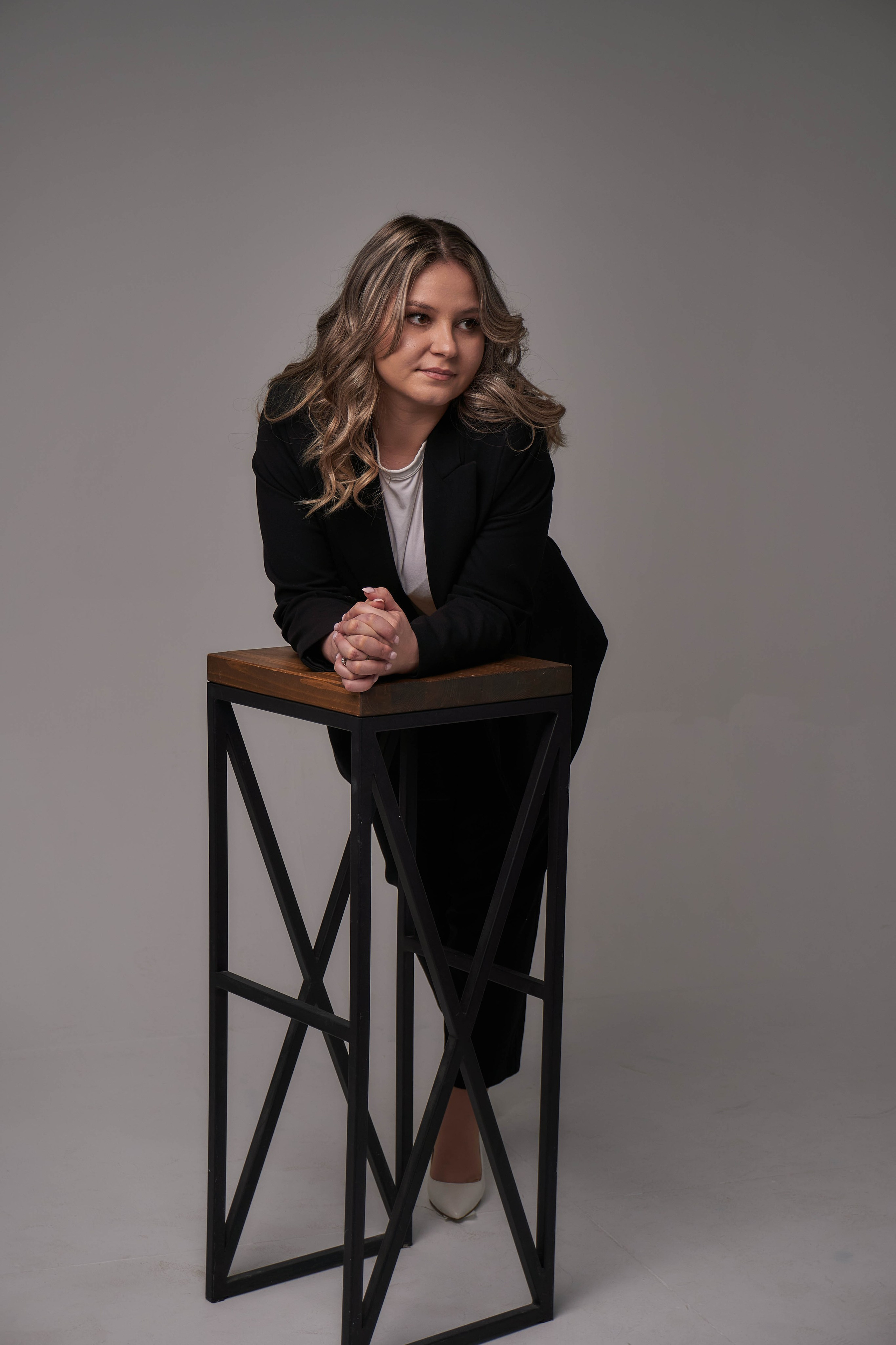 Деловое фото: девушка в чёрном брючном костюме.