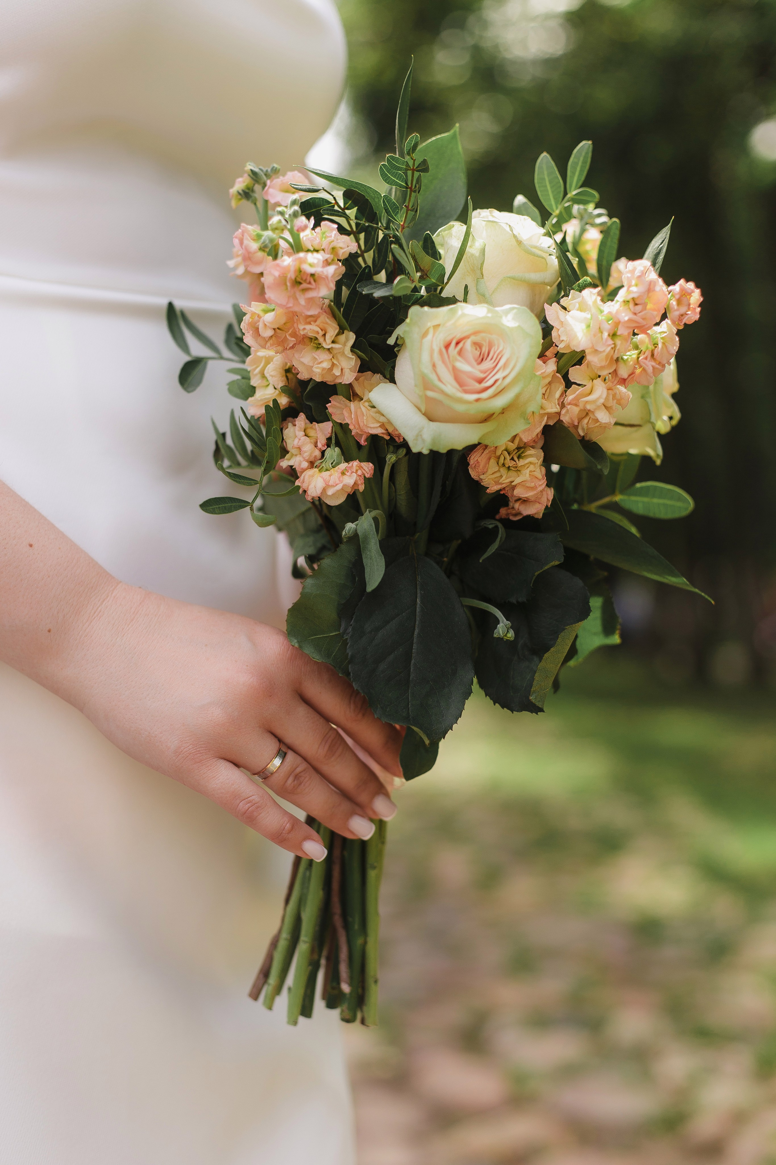 Свадебная фотосессия в природном уголке среди города. Главная