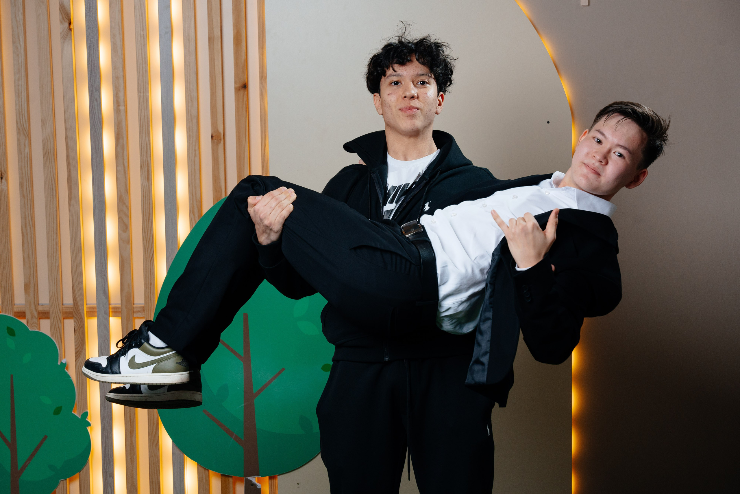 По двое. Выпускные альбомы в Нур-Султане (Астана) и по всему Казахстану