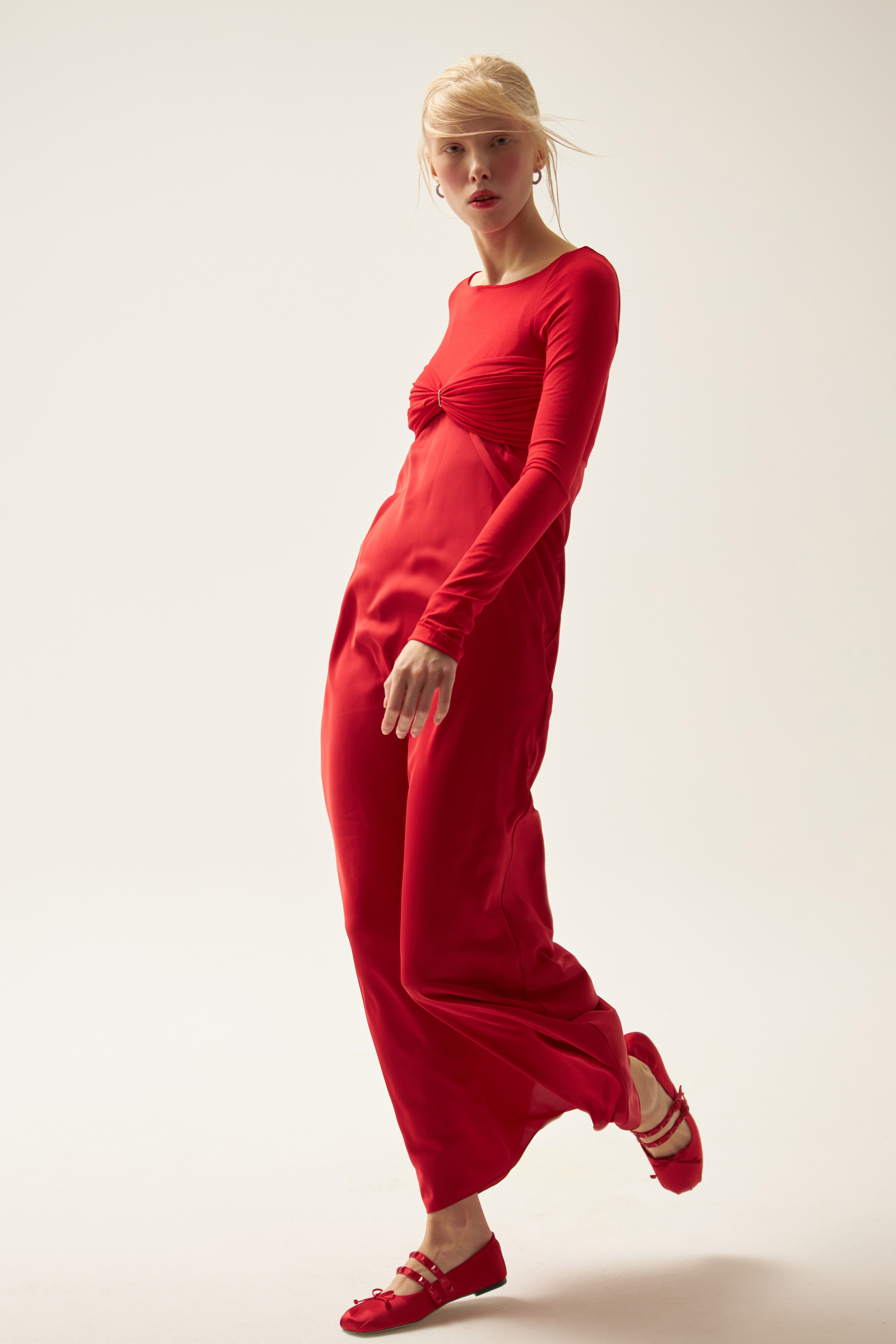 Портрет девушки-блондинки в красном платье в пол на белой циклораме