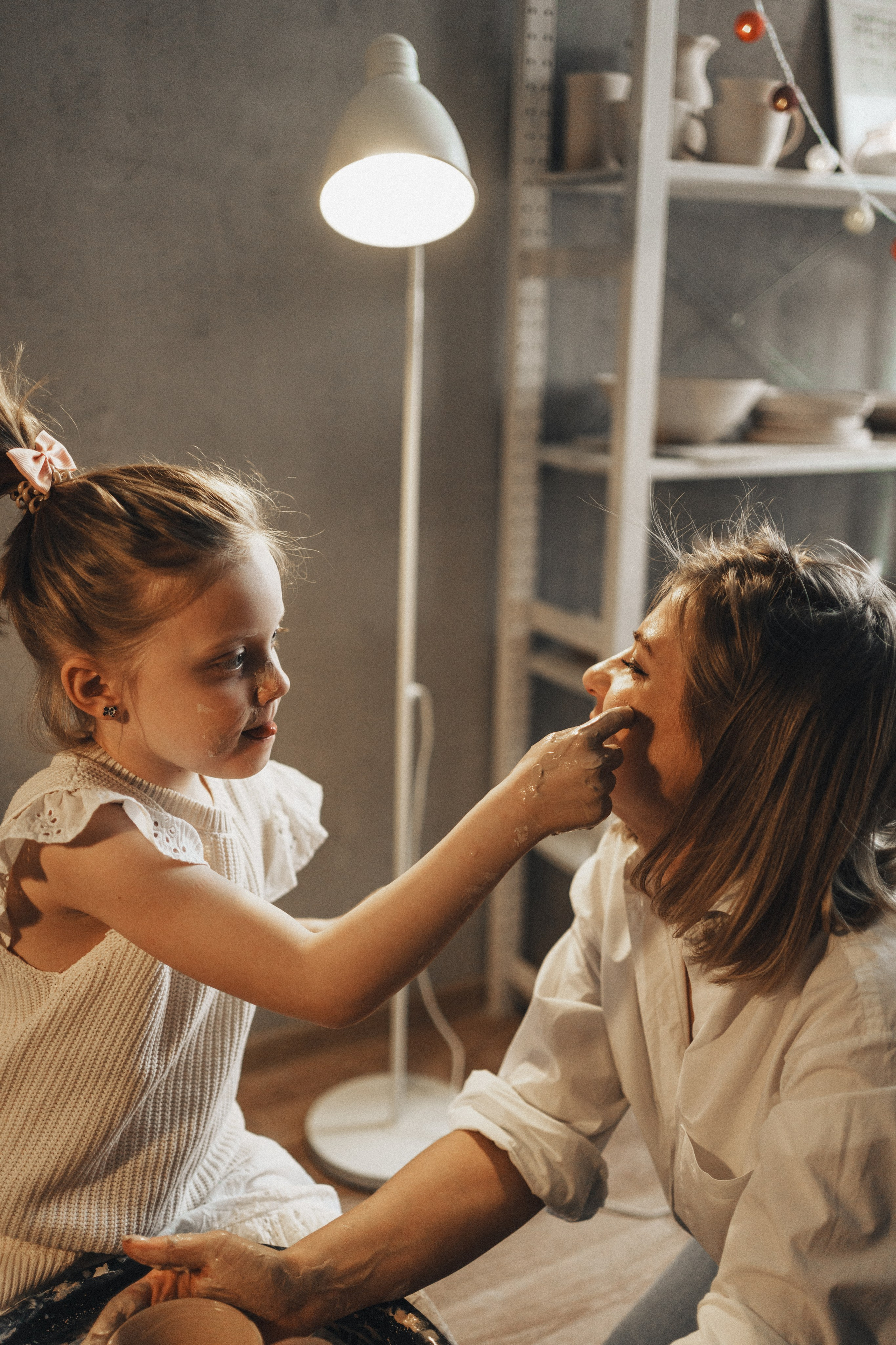 Даша и Саша в гончарной мастерской. Семейный и детский фотограф и видеограф в Москве, Серпухове и Тарусе Валерия Сорокина