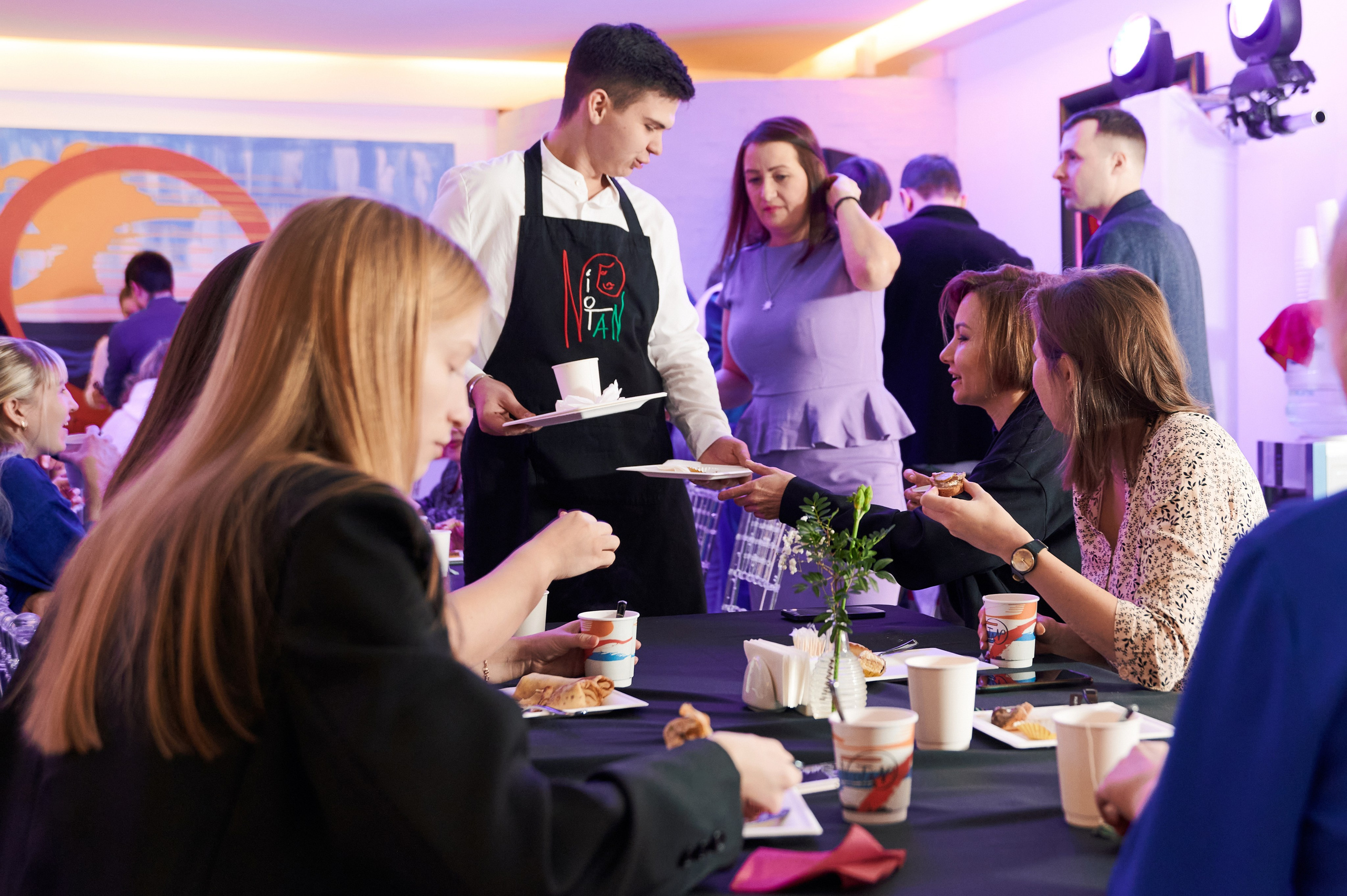 Естественные портреты гостей за столом во время застолья