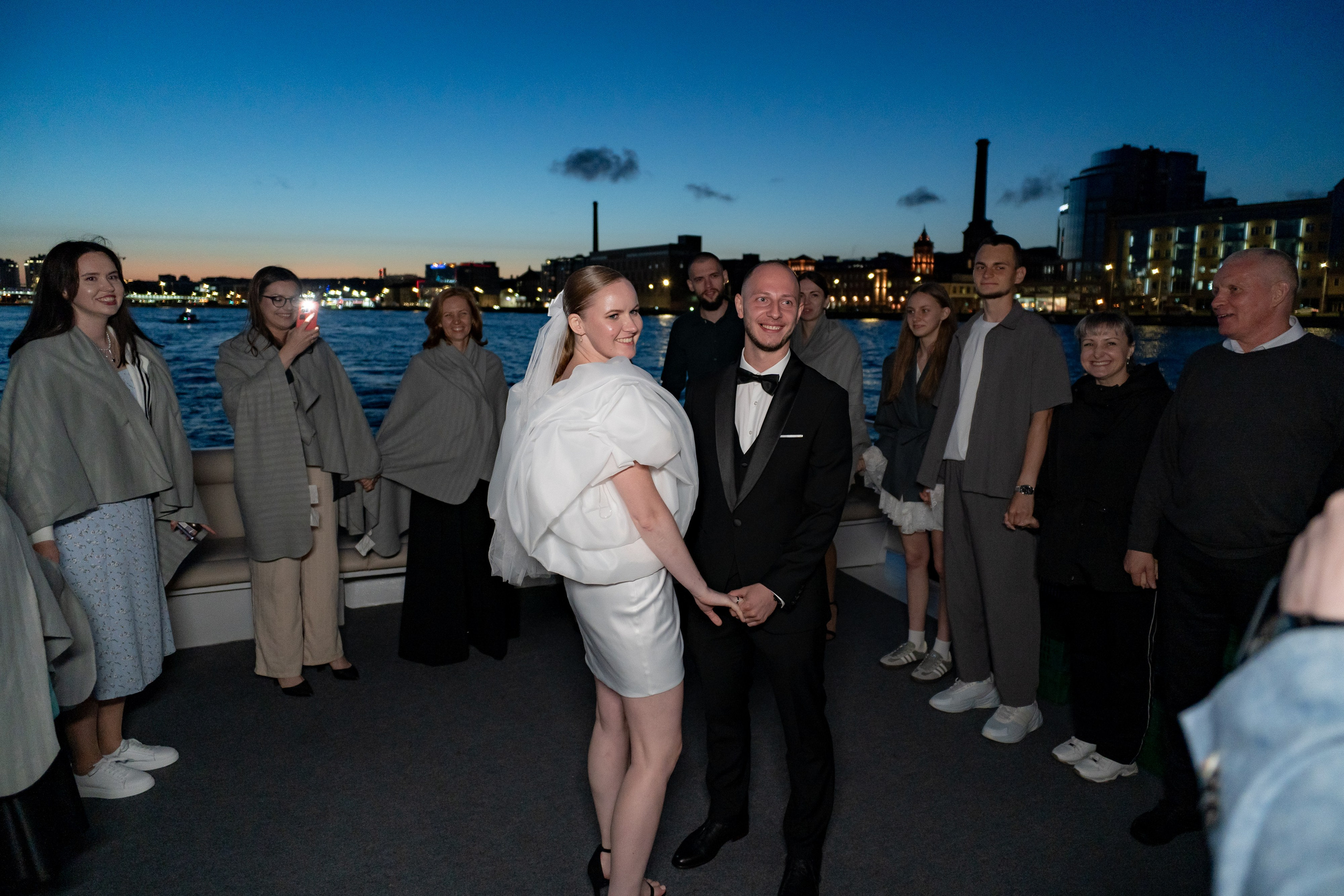 Красивые места для свадебной фотосессии летом в Санкт-Петербурге. Свадебный фотограф Александр Невский в Санкт-Петербурге