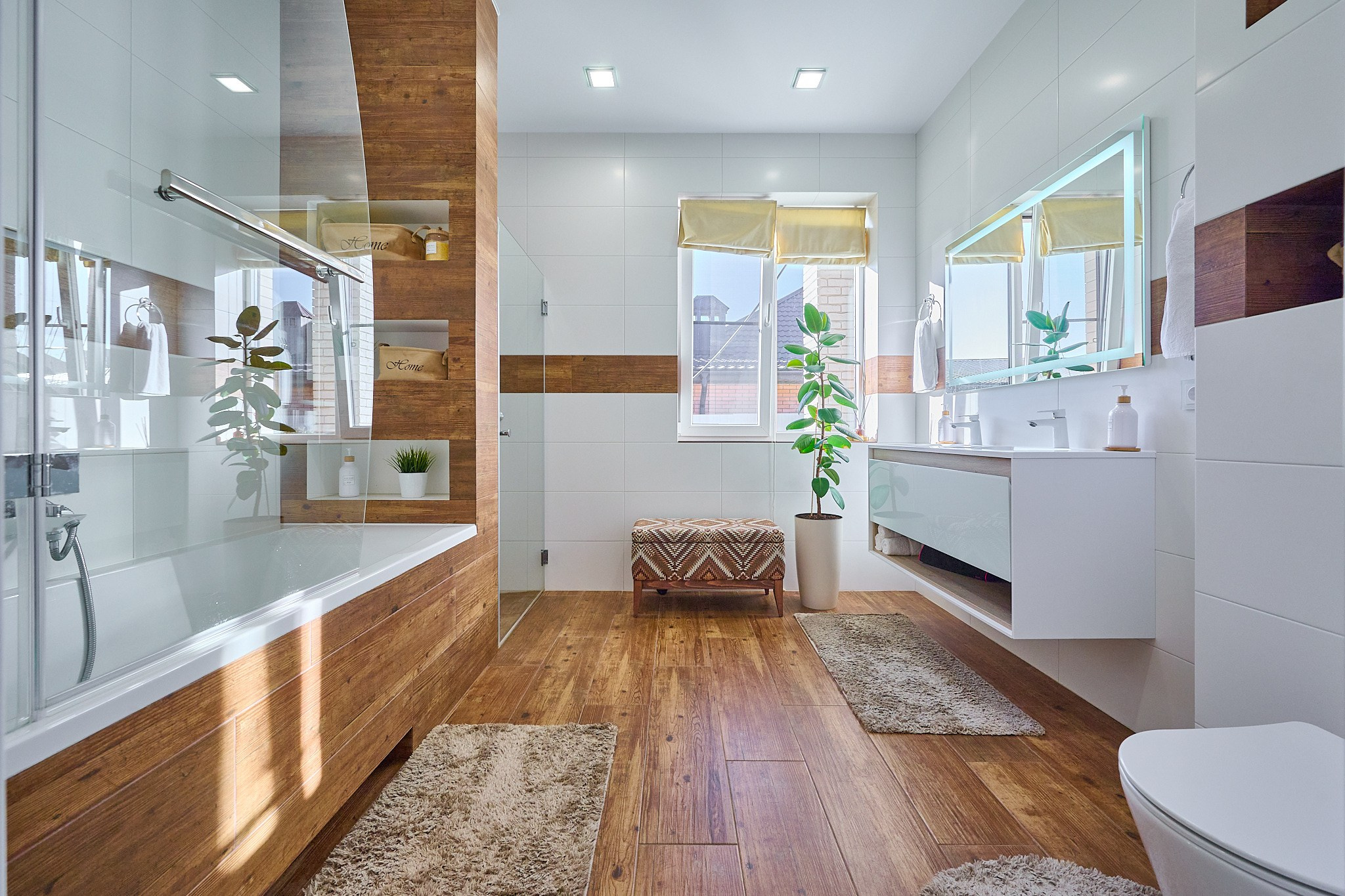 ванная комната в деревянном стиле с белыми обоями прямоугольным зеркалом с подсветкой 