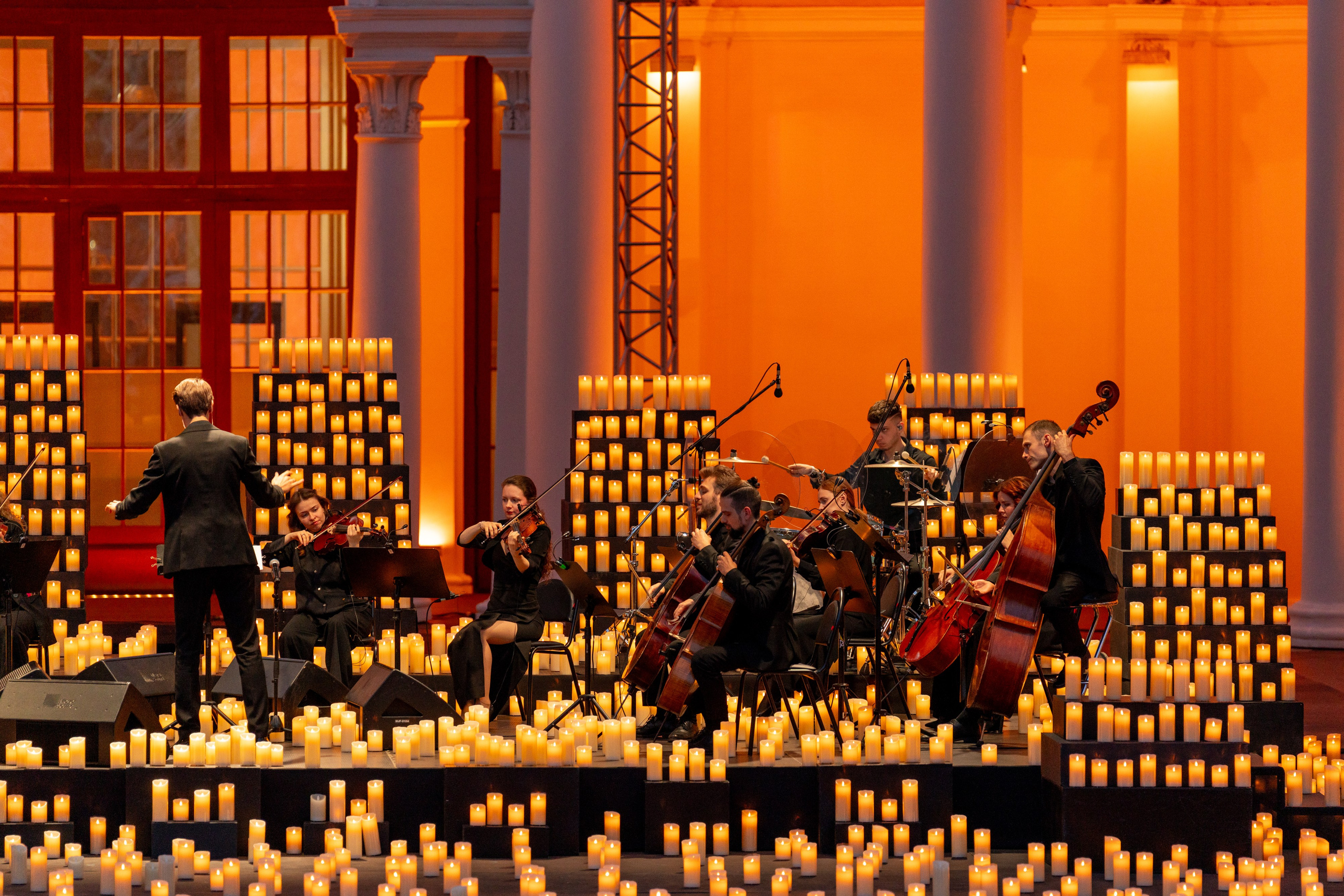Симфонический оркестр Lumisfera при свечах. Фотограф Никита Комаров