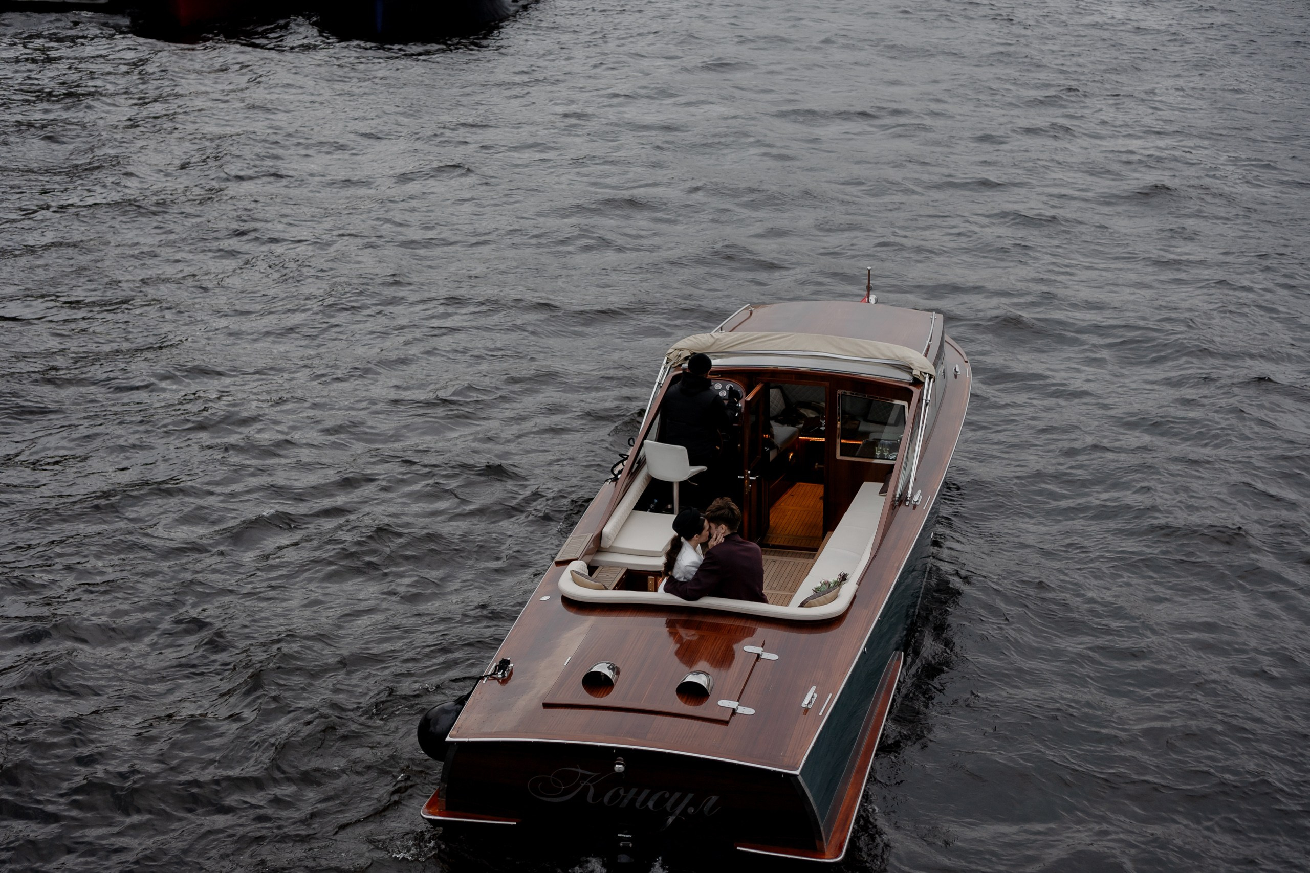 СВАДЕНБНАЯ СЬЕМКА НА КАТЕРЕ ПО КАНАЛАМ САНКТ-ПЕТЕРБУРГА И В АКВАТОРИИ НЕВЫ. Профессиональный фотограф, Санкт-Петербург — Виктория Богомолова