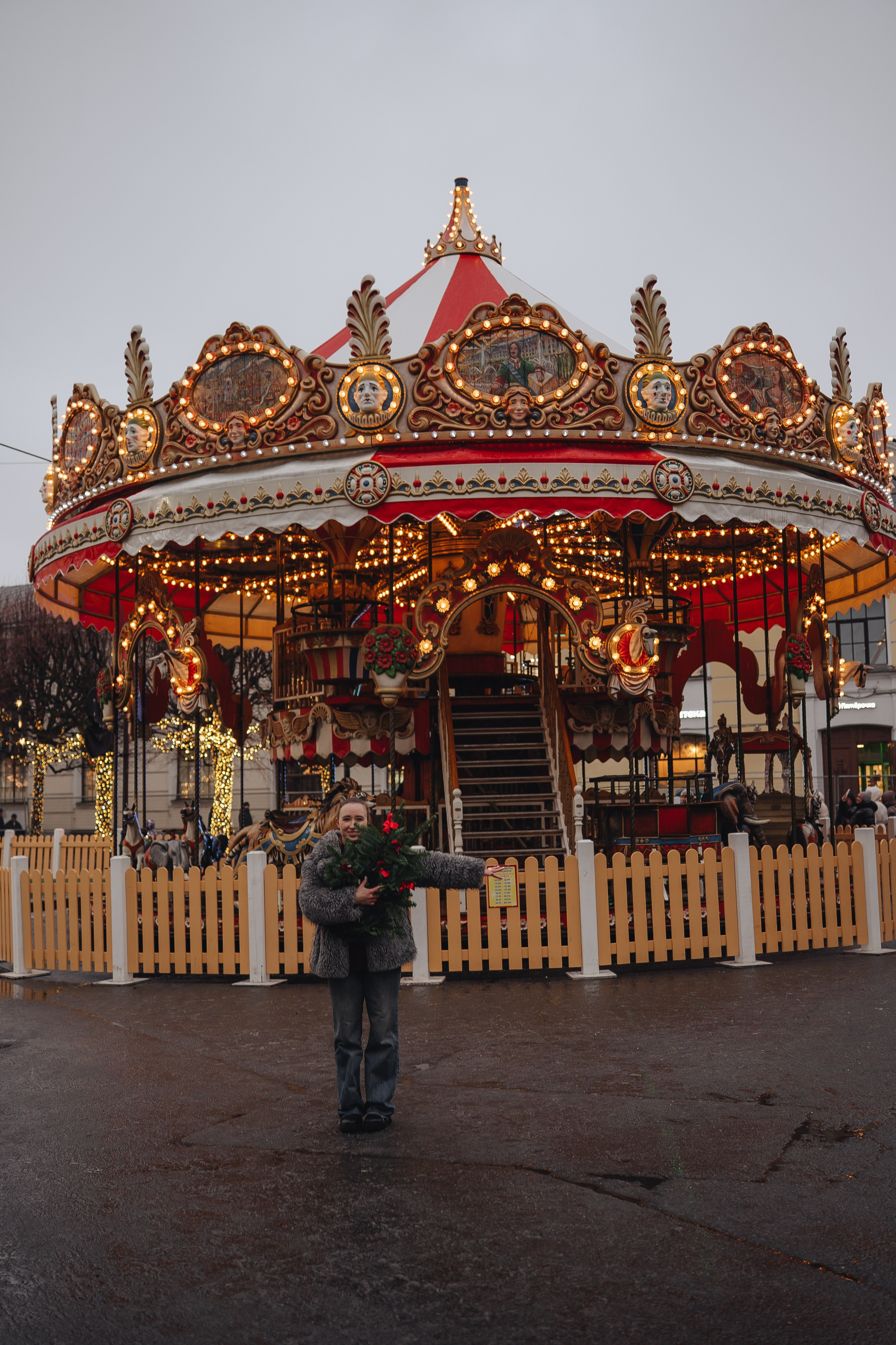 ПРОГУЛКА НА МАНЕЖНОЙ ПЛОЩАДИ ДЛЯ ДЕВУШКИ ПЕРЕД НОВЫМ ГОДОМ (НОВОГОДНЯЯ ФОТОСЕССИИЯ НА МАНЕЖНОЙ ПЛОЩАДИ). Профессиональный фотограф, Санкт-Петербург — Виктория Богомолова
