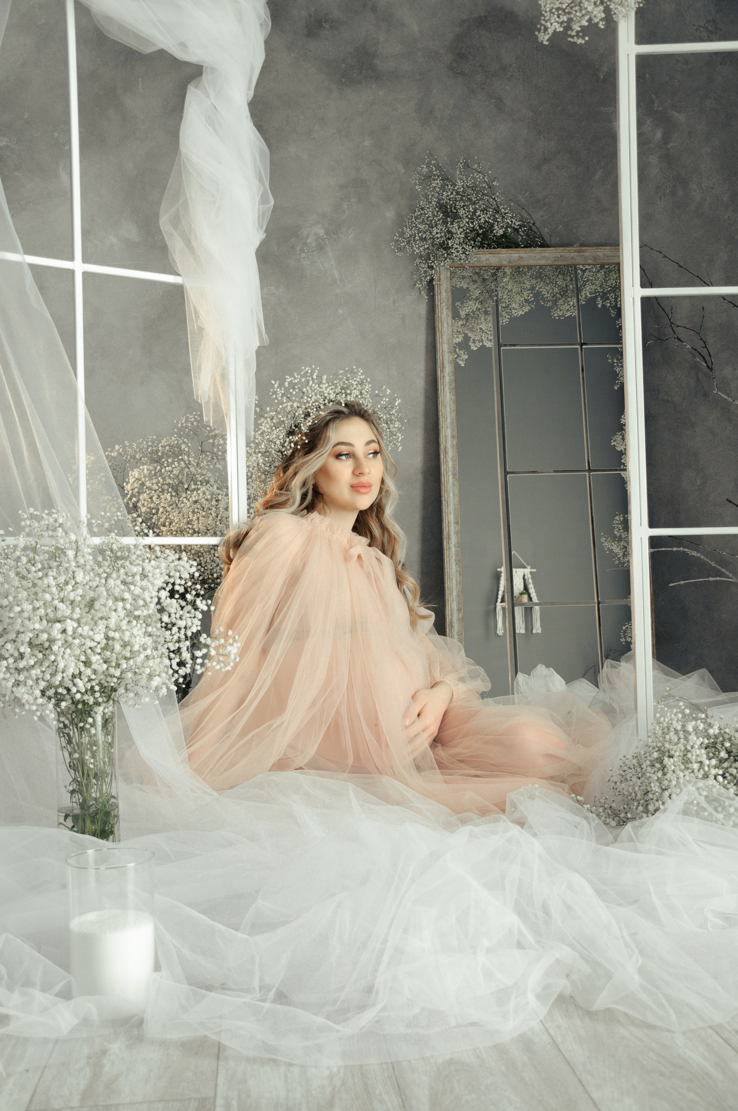 Валерия в зале Грей с гипсофилой. Семейный и свадебный фотограф Галина Абакумова, фотосессии в Белгороде
