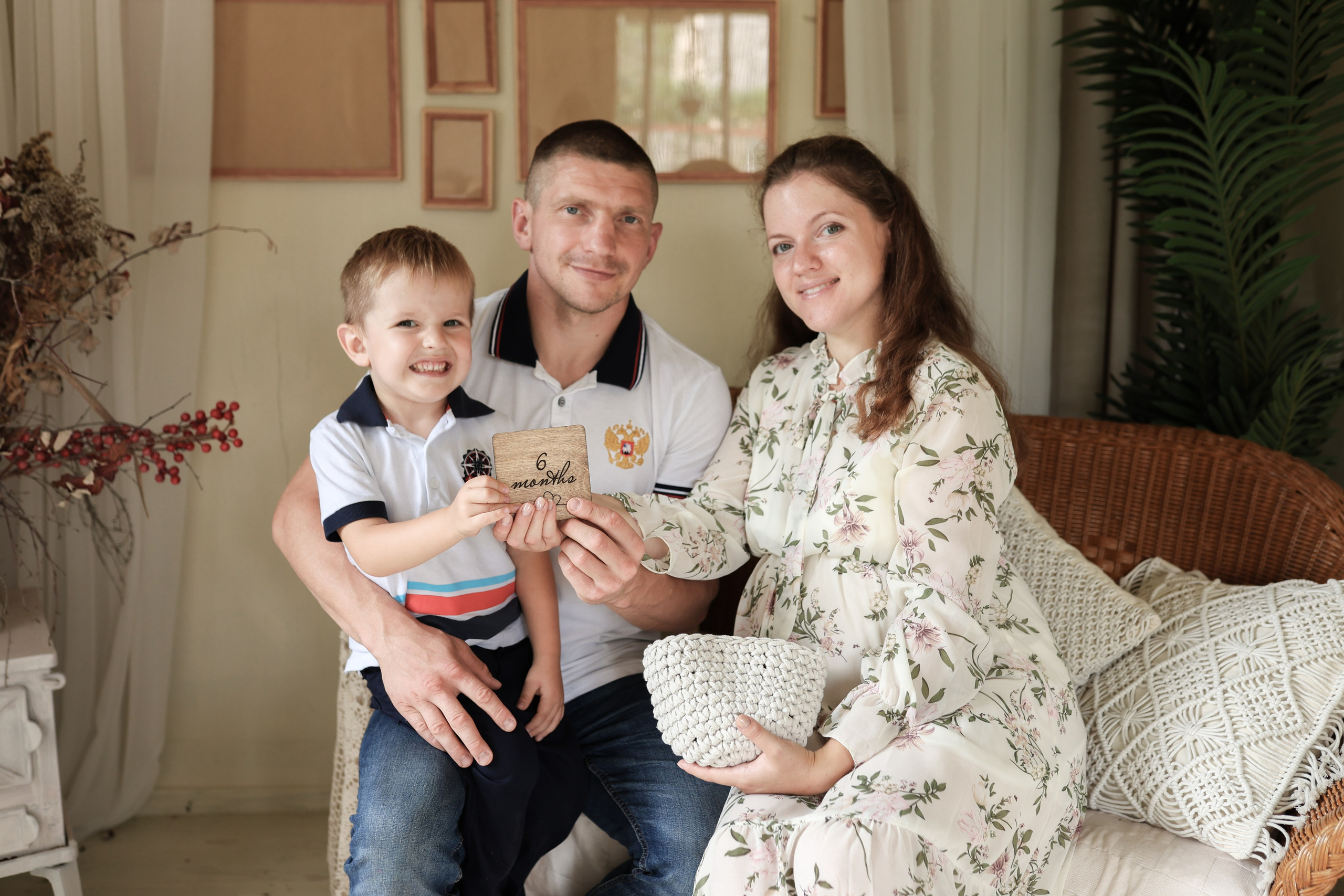 Фотосессия беременности в загородной студии Купавна. Фотограф в Железнодорожном и Балашихе