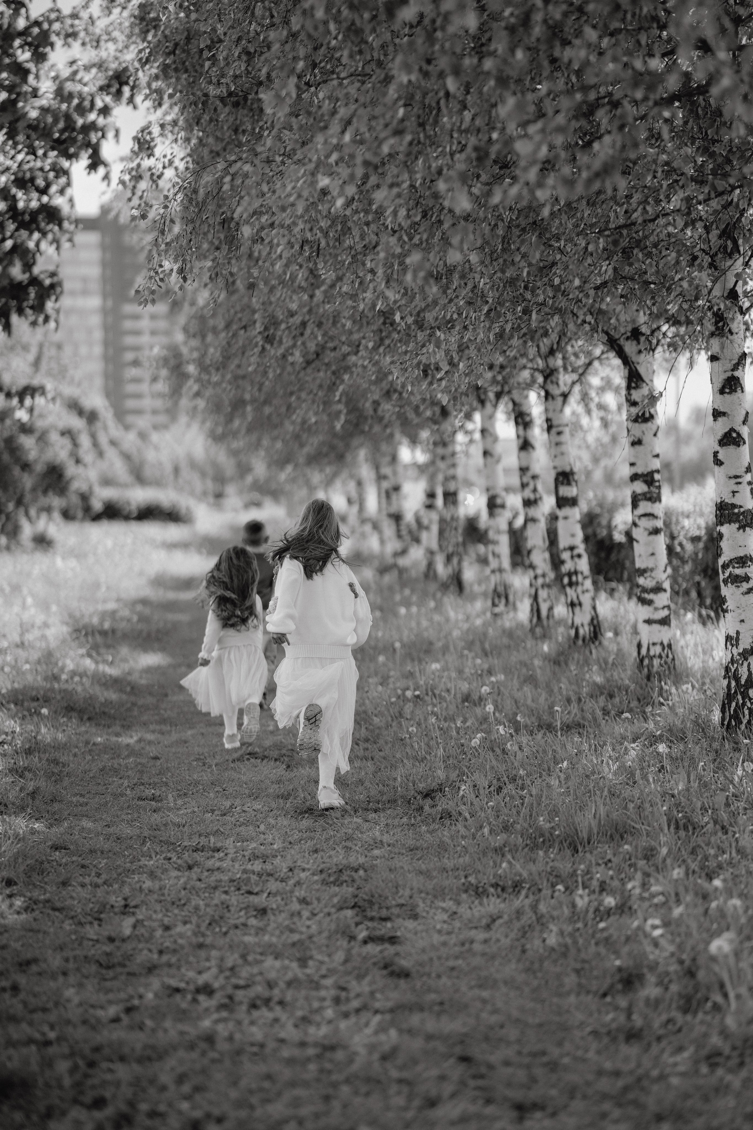Ксения, Кирилл и Кристина в цветущем саду. Семейный и портретный фотограф в Санкт-Петербурге Татьяна Гримоть