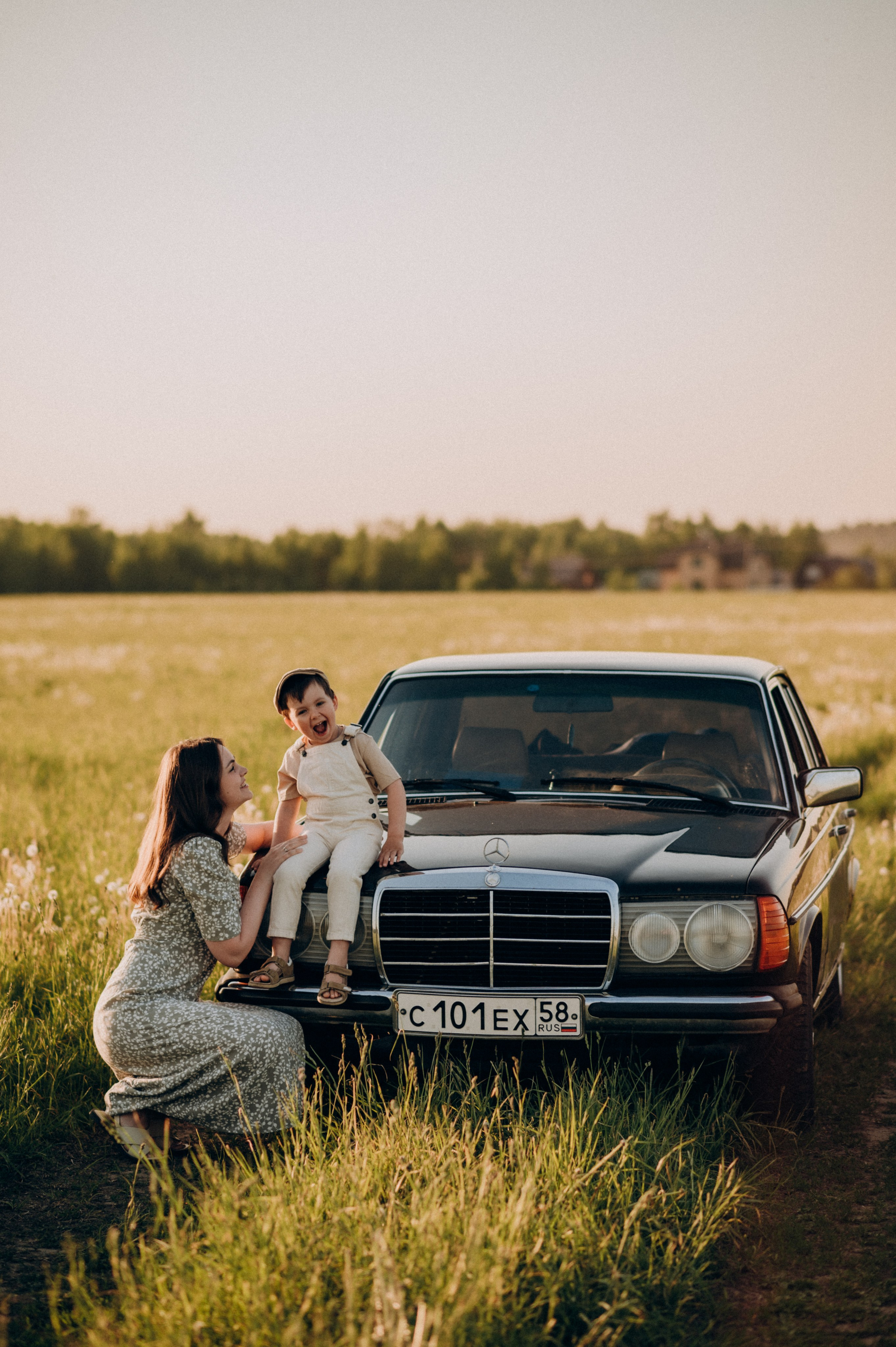 С машиной. Семейный фотограф Нагорнова Виктория