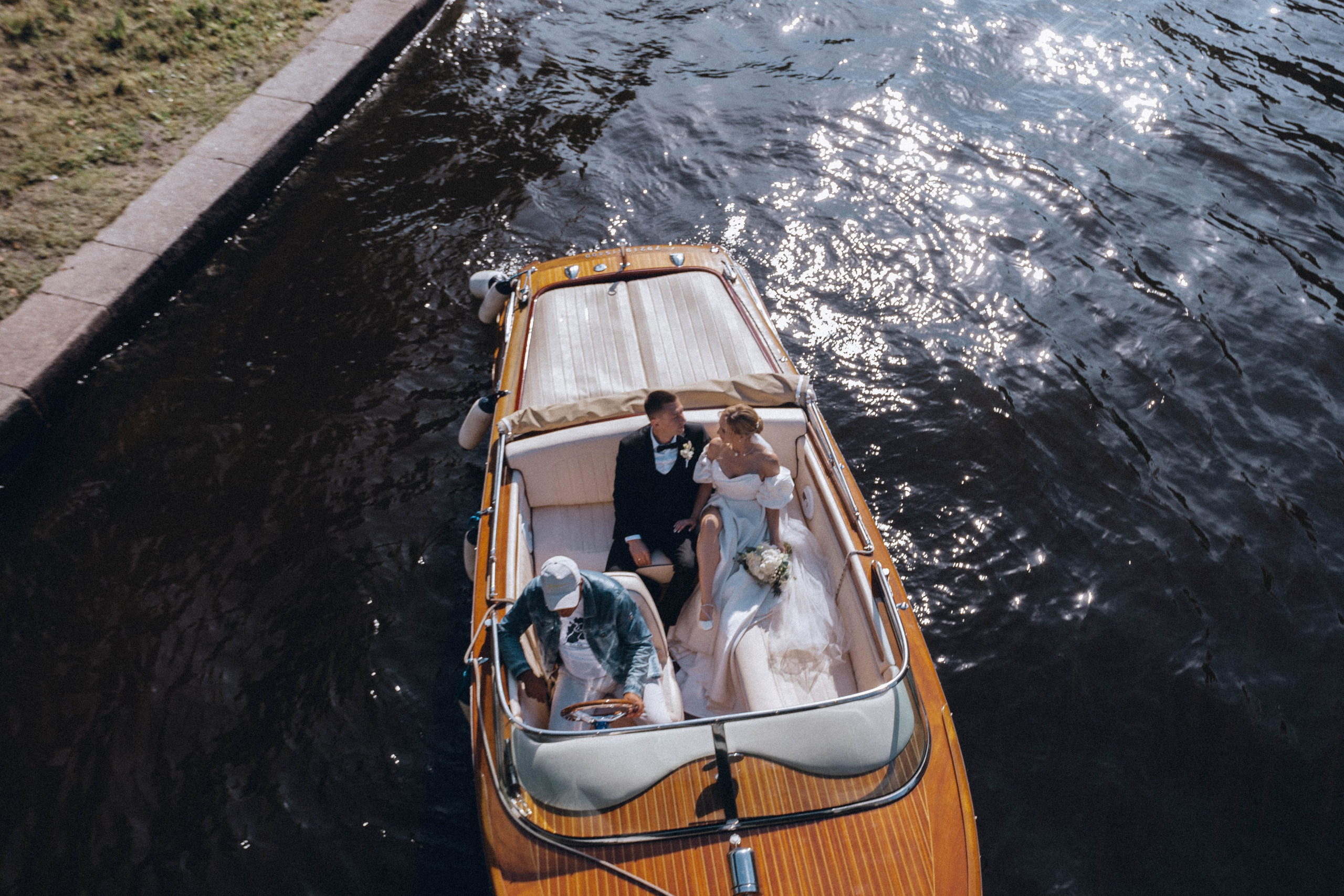 СВАДЕНБНАЯ СЬЕМКА НА КАТЕРЕ ПО КАНАЛАМ САНКТ-ПЕТЕРБУРГА И В АКВАТОРИИ НЕВЫ. Профессиональный фотограф, Санкт-Петербург — Виктория Богомолова